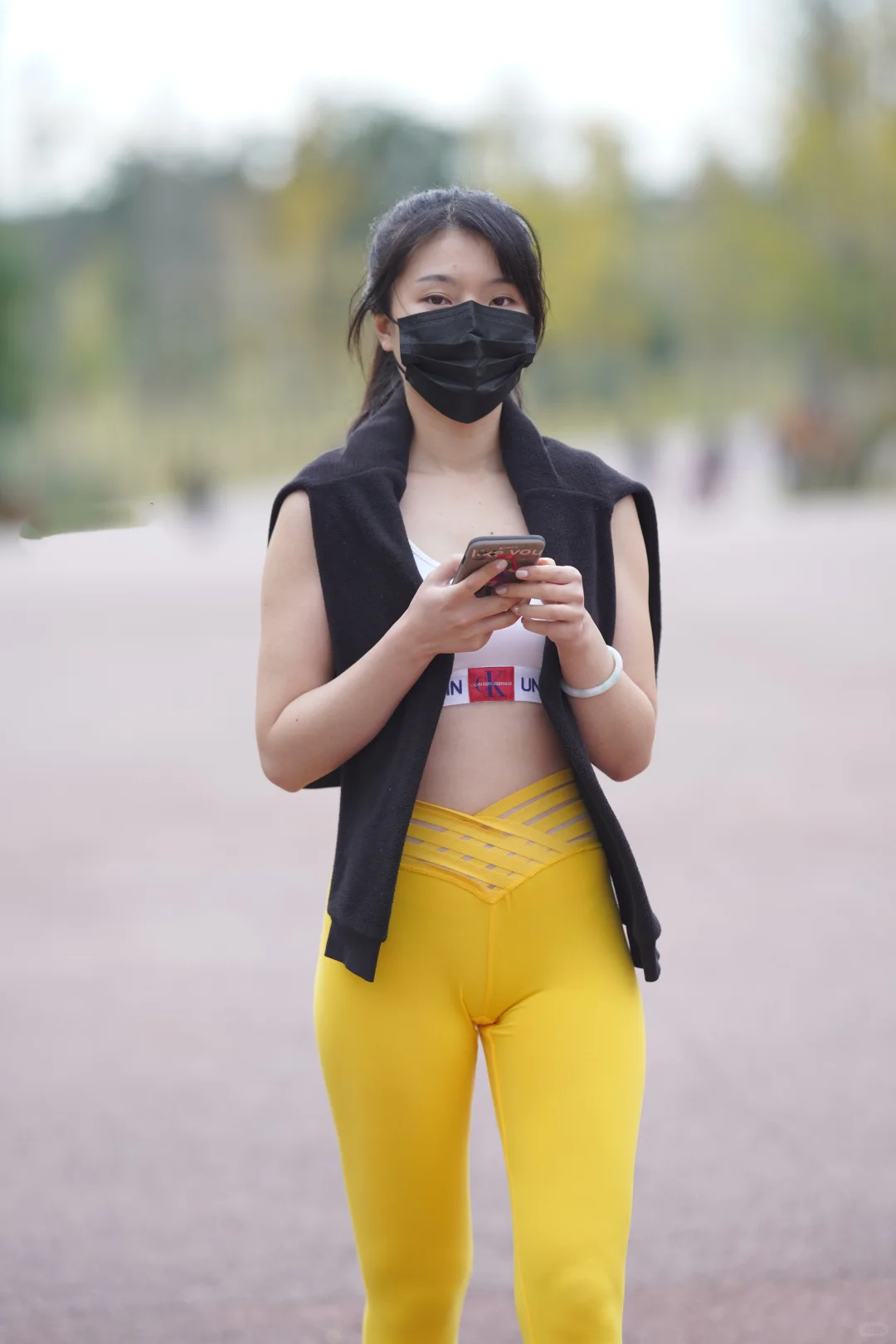 街拍穿搭丨运动背心+黄色瑜伽裤丨完美身材