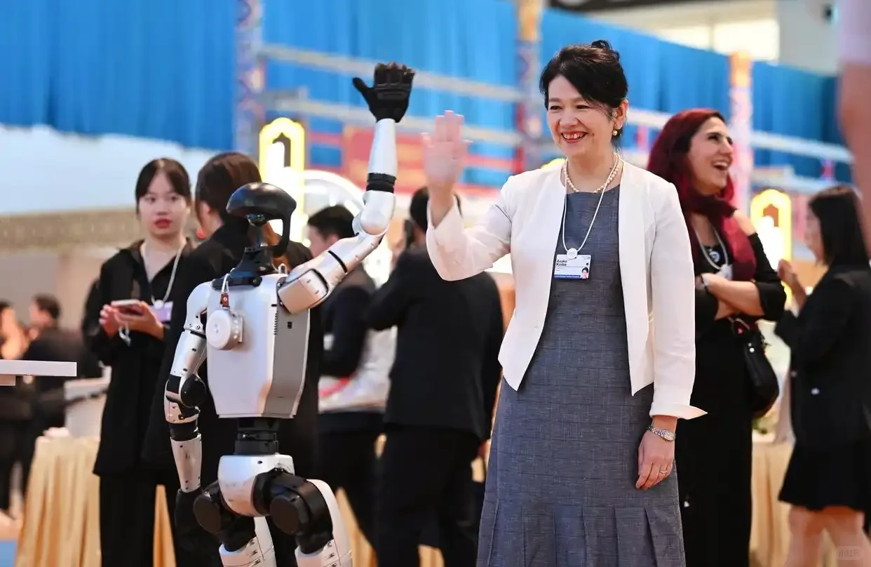 大会现场，人形机器人也太萌了！