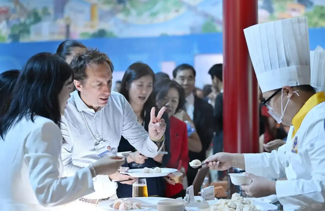 大会现场，人形机器人也太萌了！