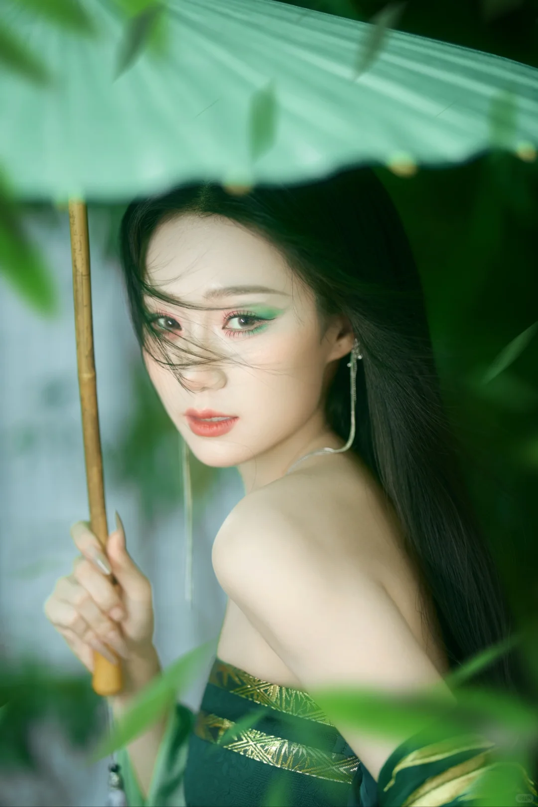 青蛇入画? 绿伞为引|氛围感外景写真