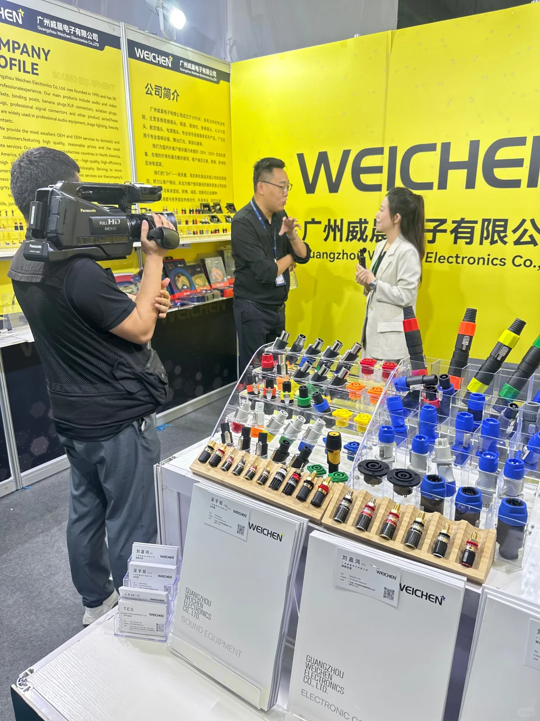 起猛了 参加展会突然被央视采访 腋下冒汗