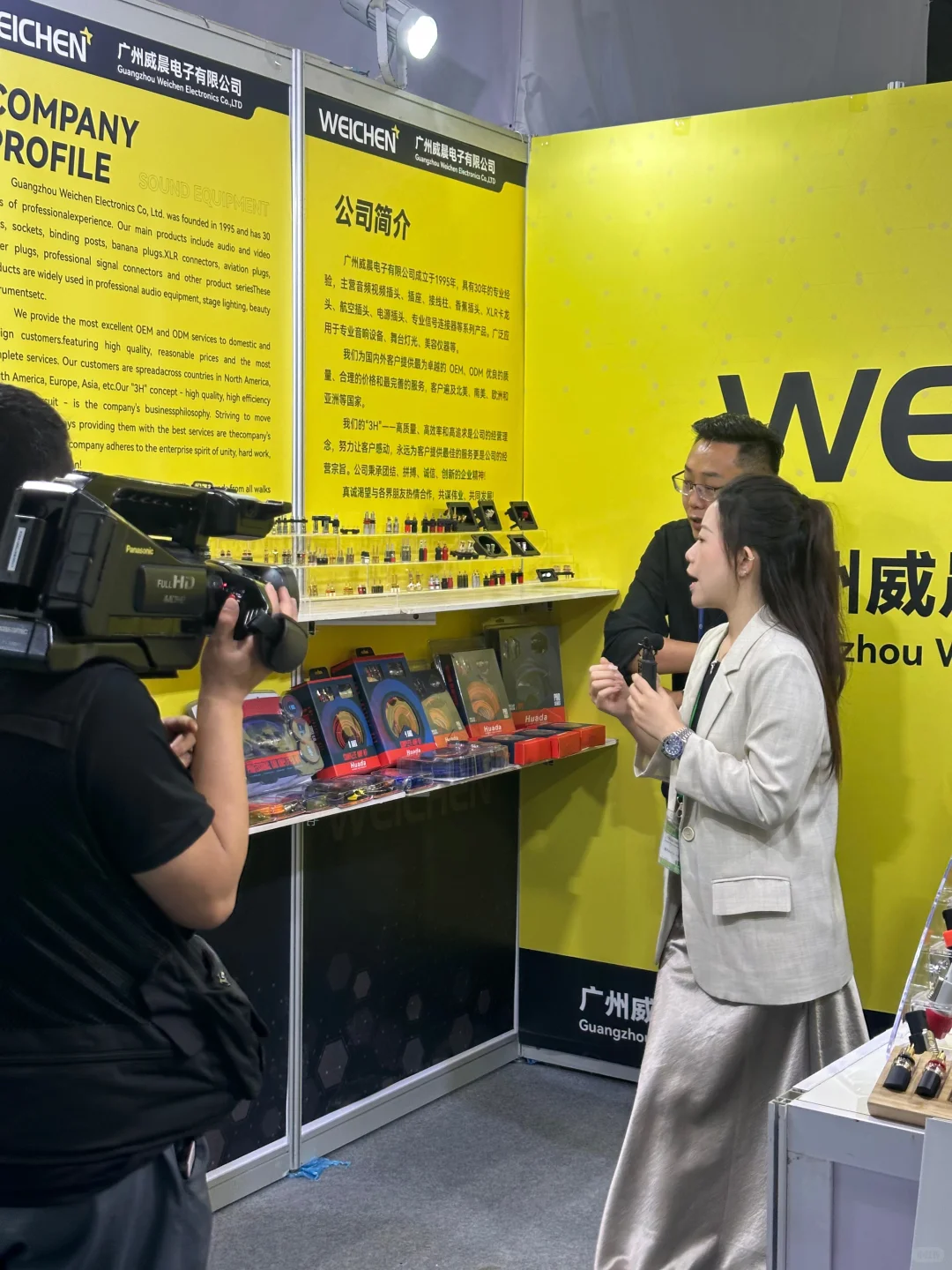 起猛了 参加展会突然被央视采访 腋下冒汗