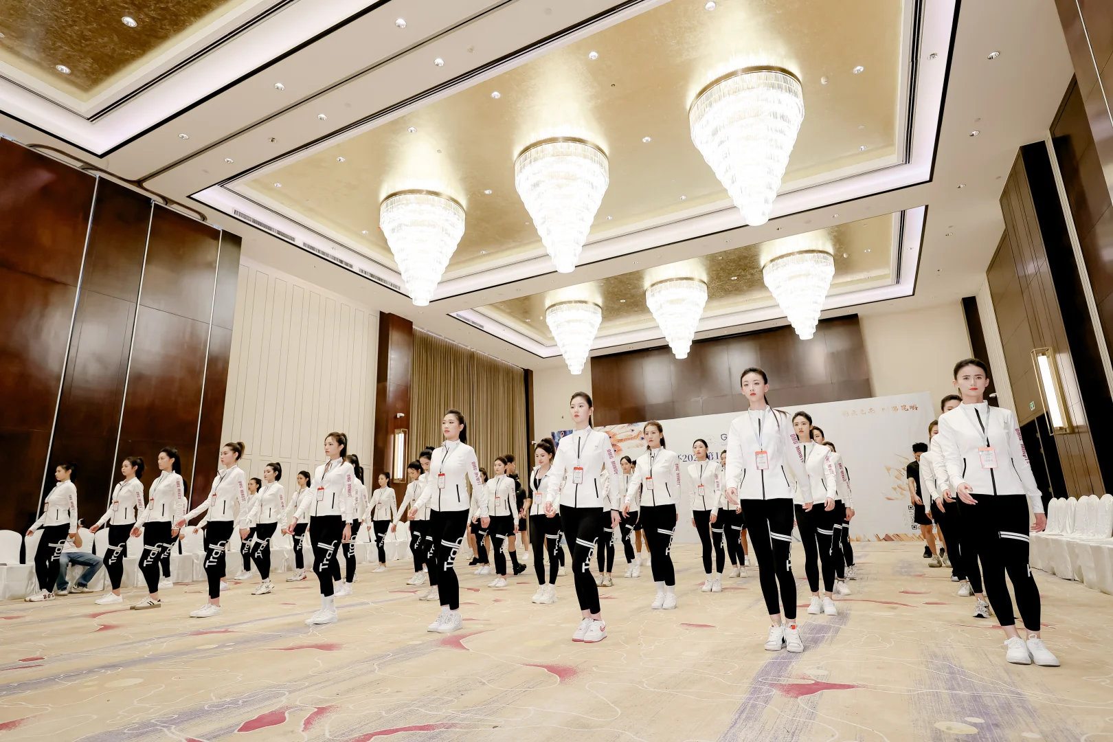 偷偷拍下超模选手候场画面每一帧都美