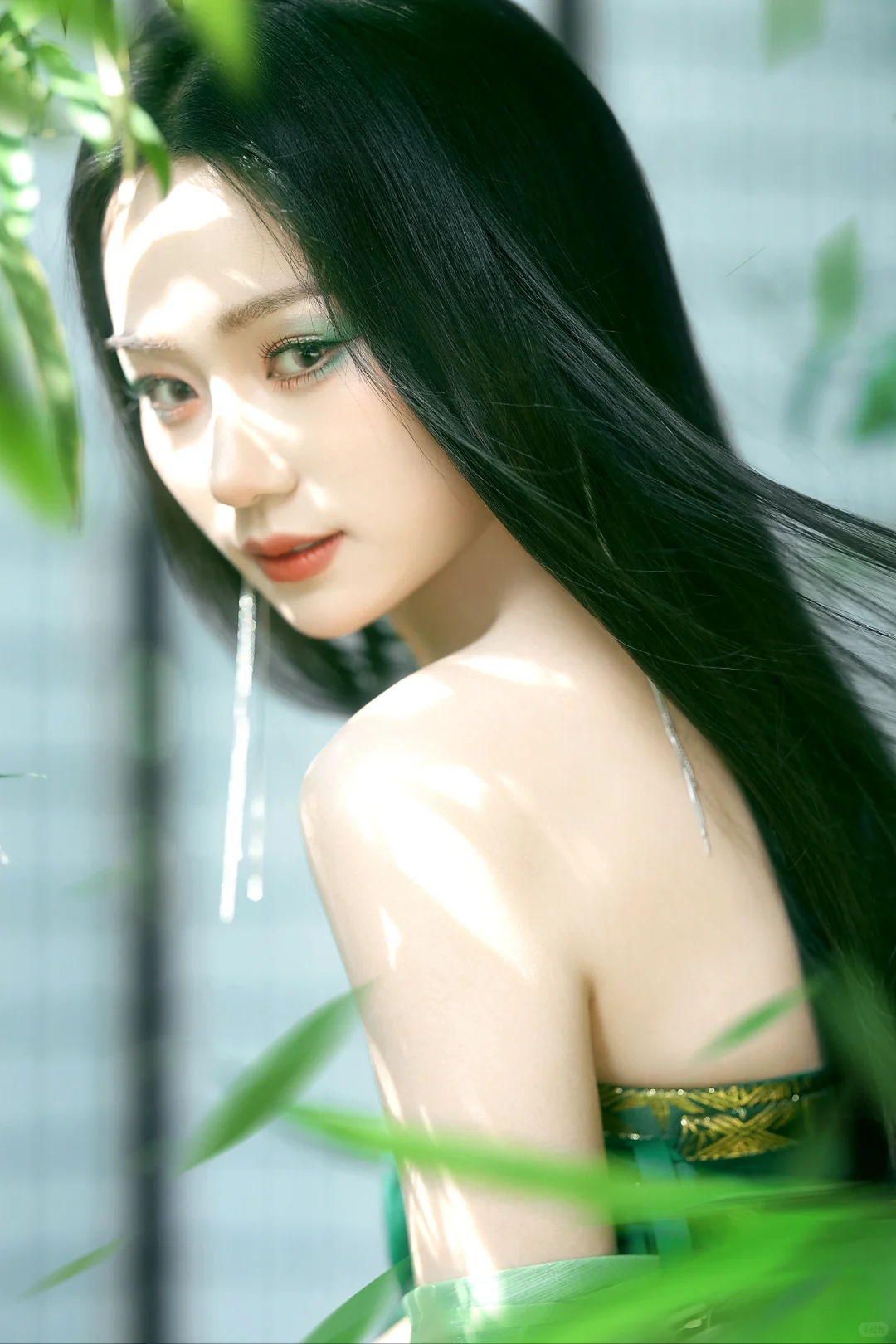 青蛇入画? 绿伞为引|氛围感外景写真