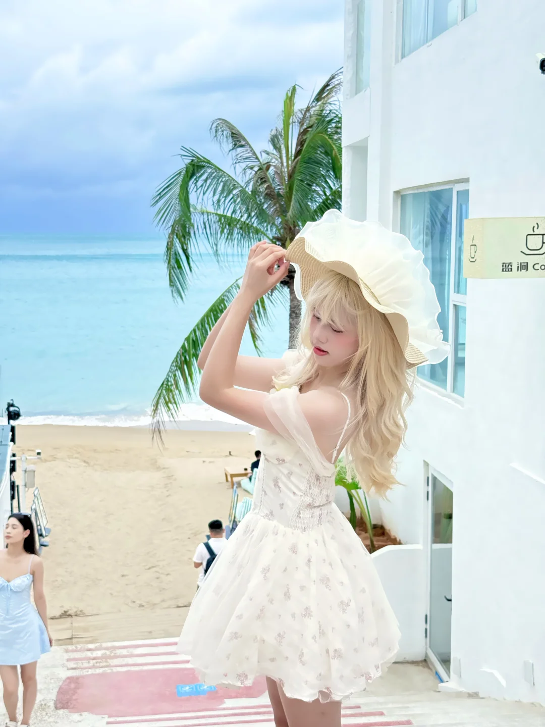 在海边太适合穿小短裙啦！