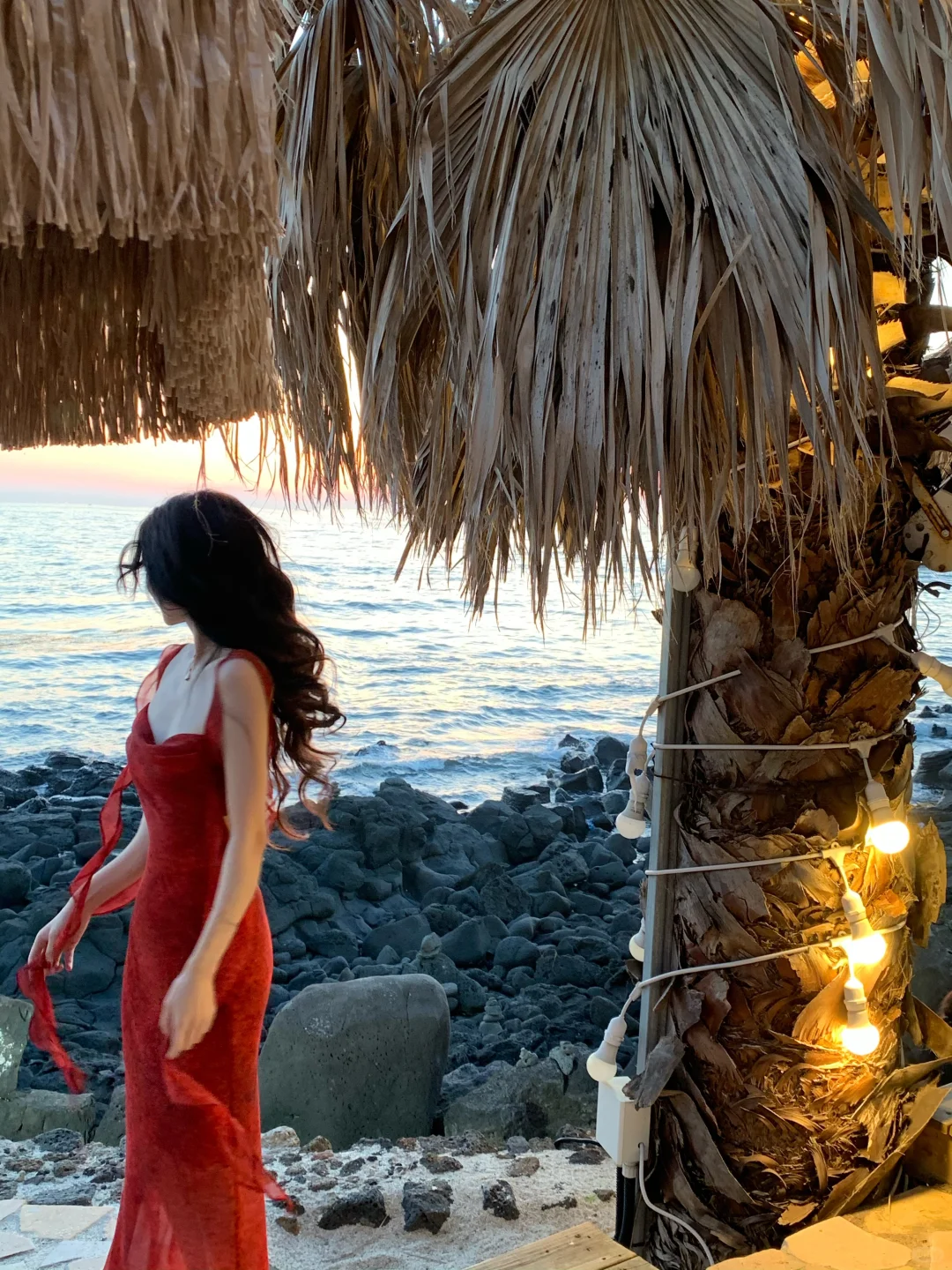 我在海边拍了件红裙子?