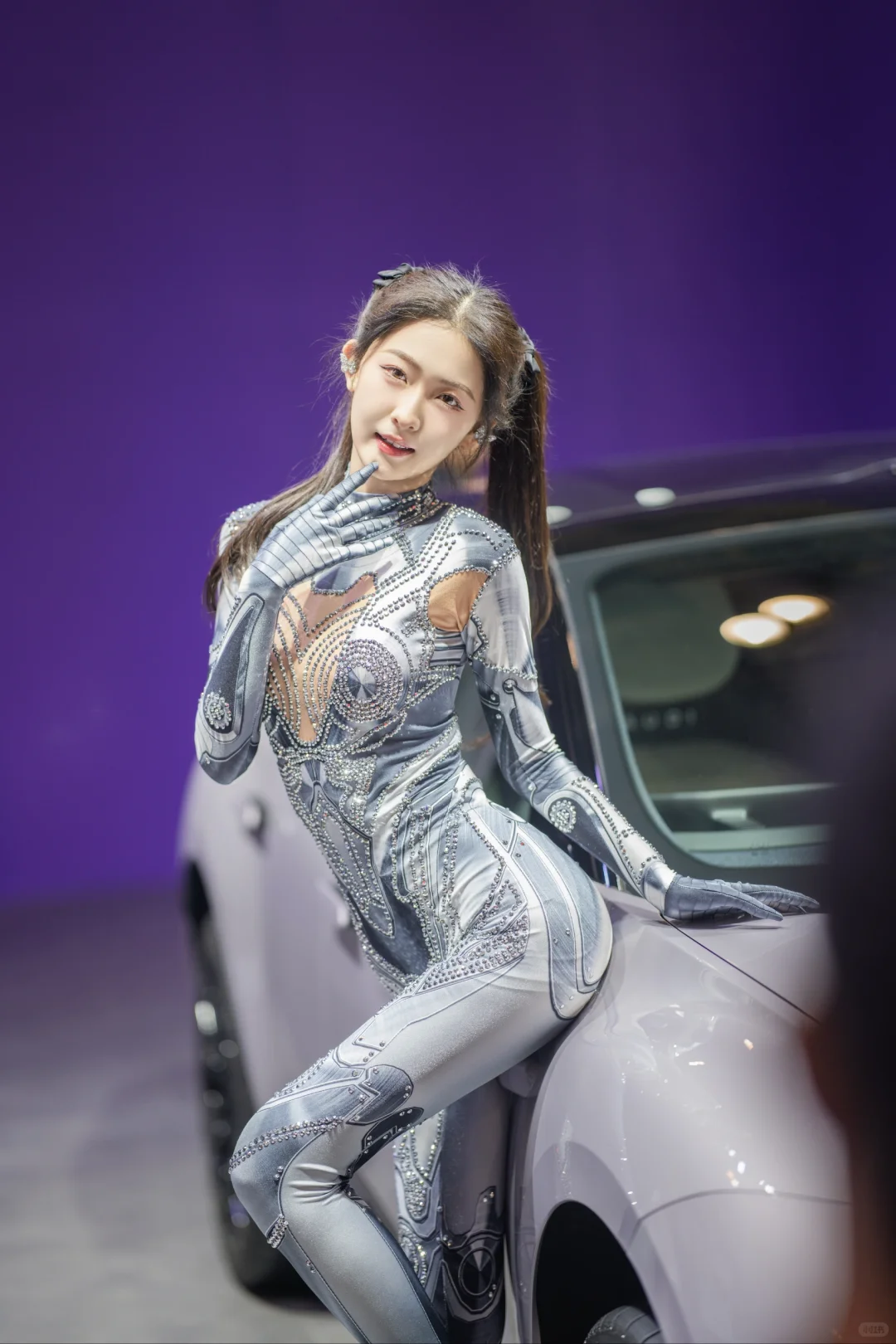 未来感穿搭：车展上的吸睛神器