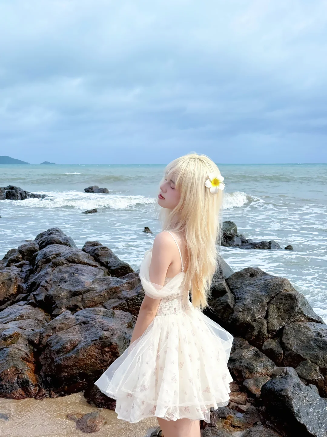 在海边太适合穿小短裙啦！