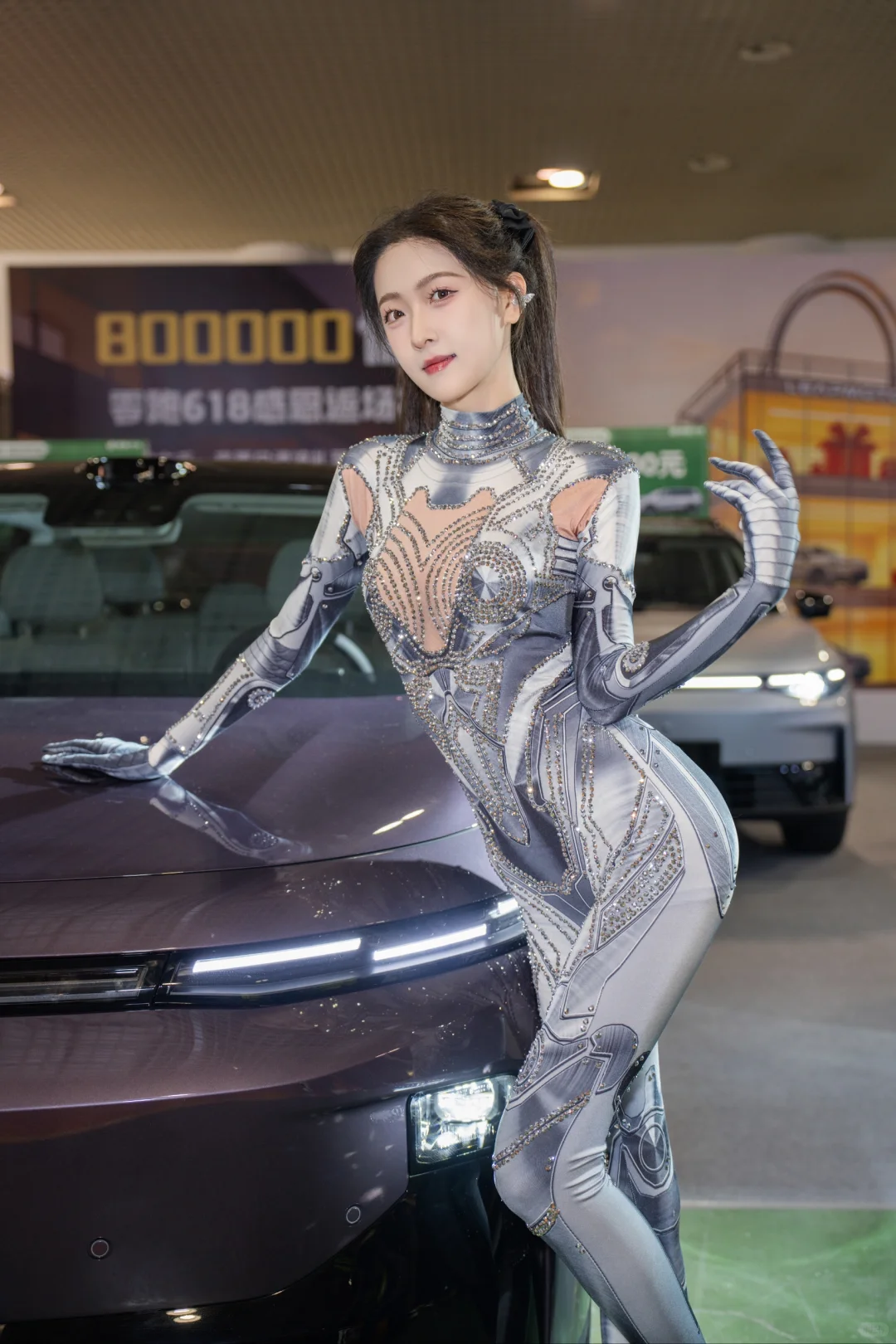 未来感穿搭：车展上的吸睛神器