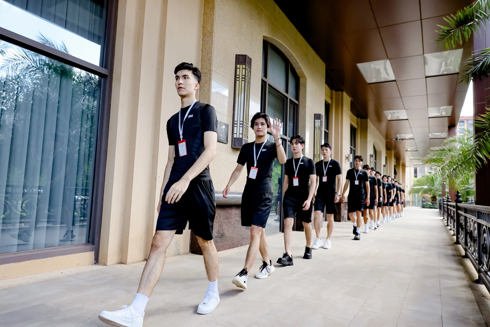 偷偷拍下超模选手候场画面，超美！