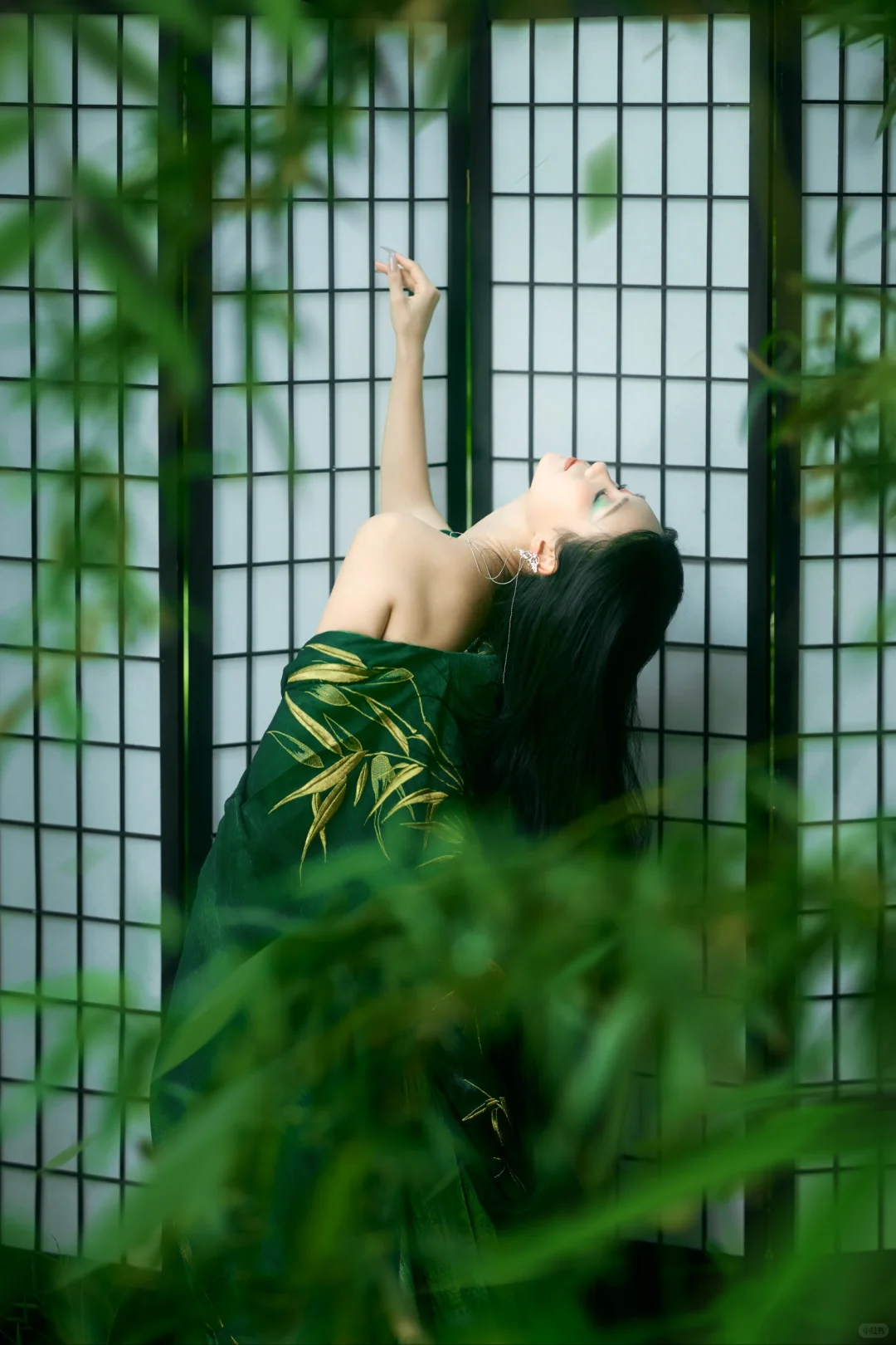 青蛇入画? 绿伞为引|氛围感外景写真