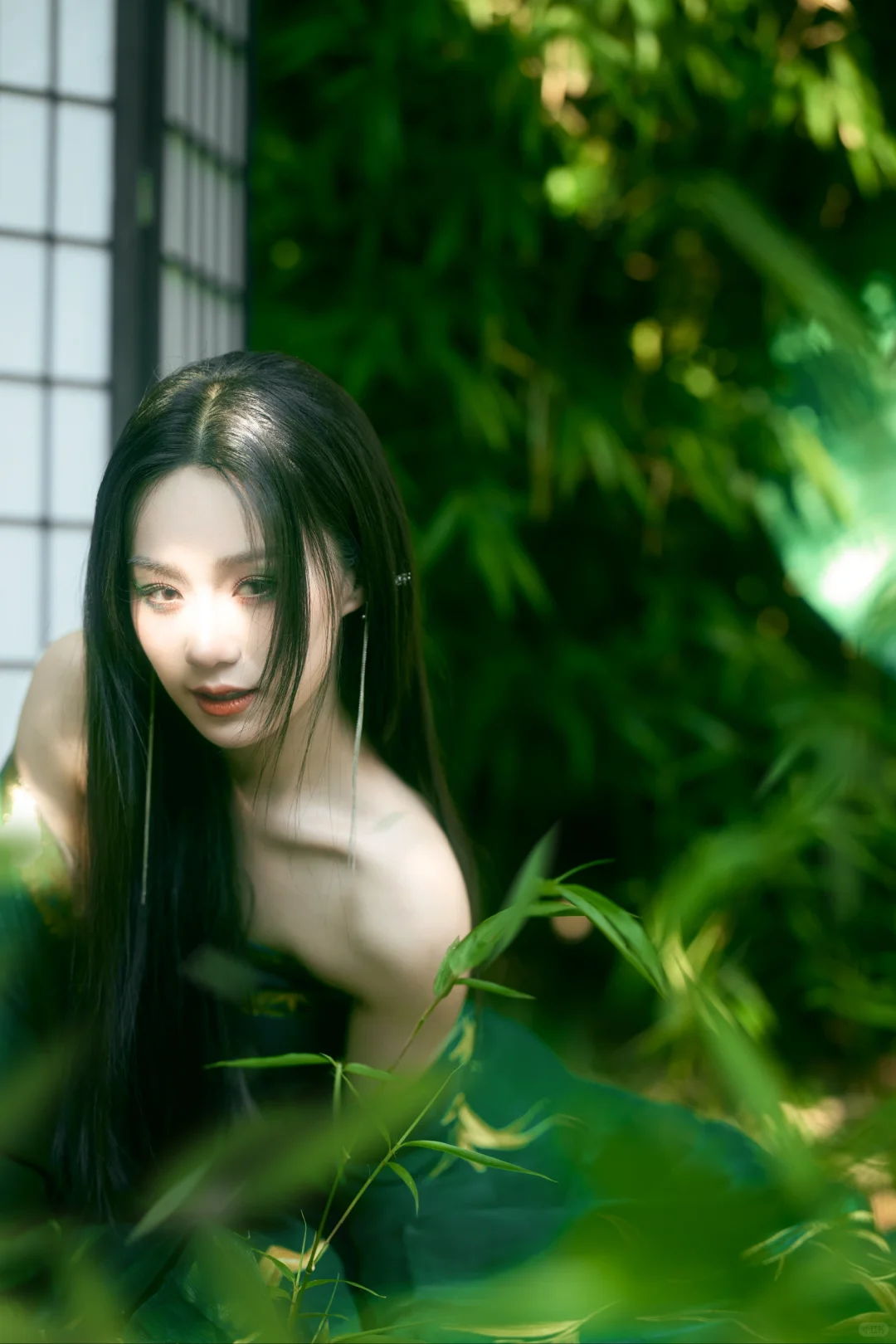 青蛇入画? 绿伞为引|氛围感外景写真