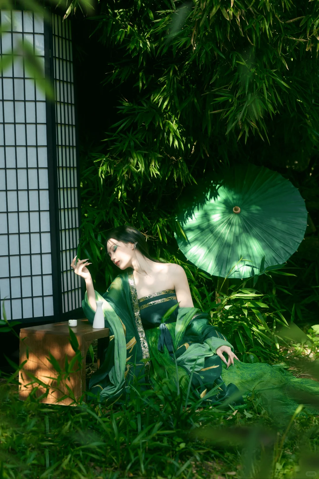 青蛇入画? 绿伞为引|氛围感外景写真