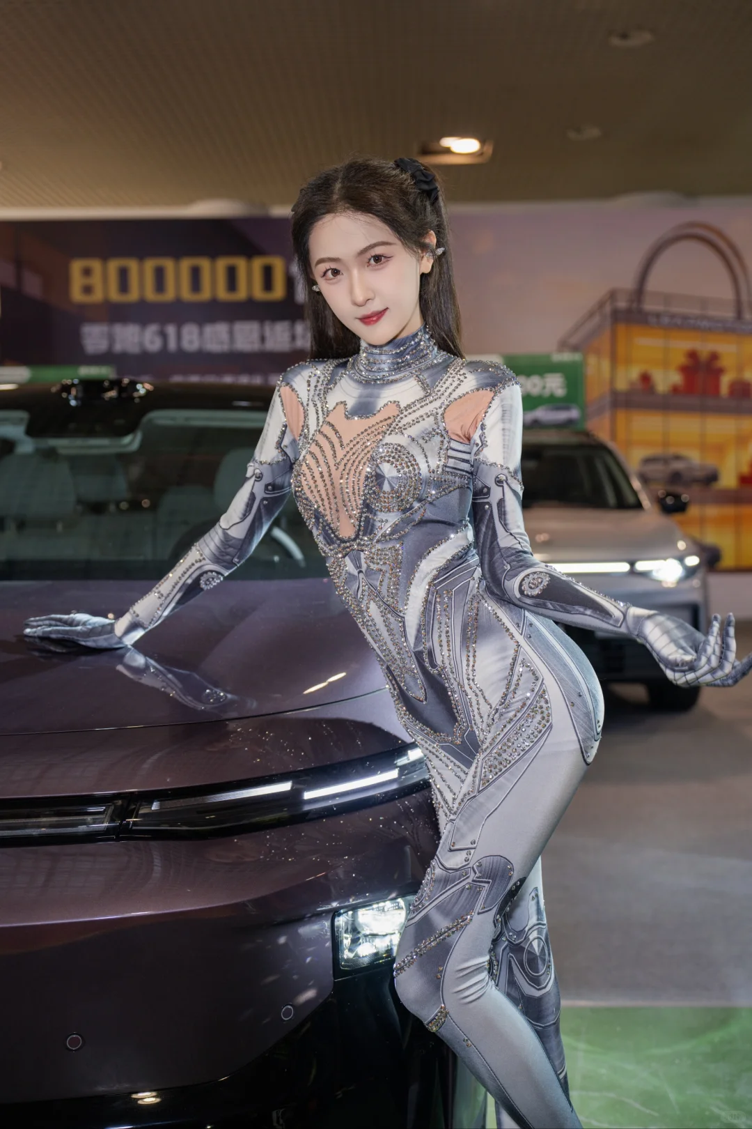 未来感穿搭：车展上的吸睛神器