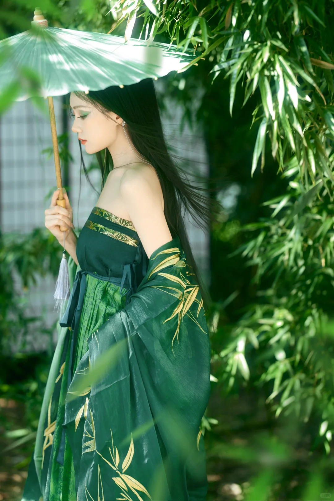 青蛇入画? 绿伞为引|氛围感外景写真