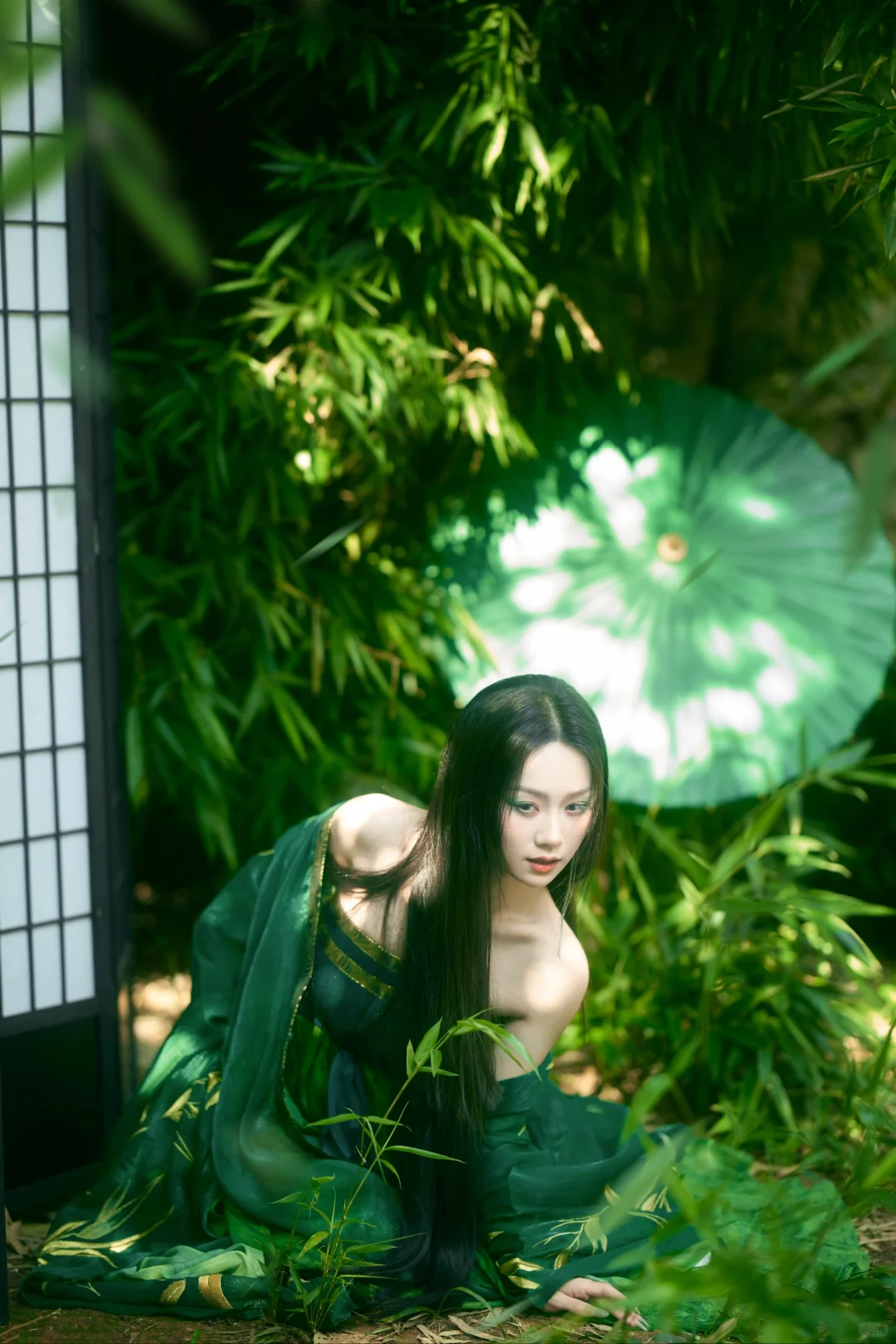 青蛇入画? 绿伞为引|氛围感外景写真