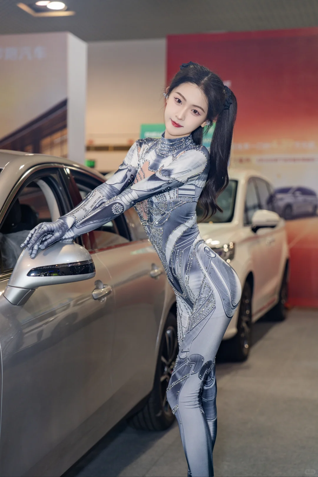 未来感穿搭：车展上的吸睛神器