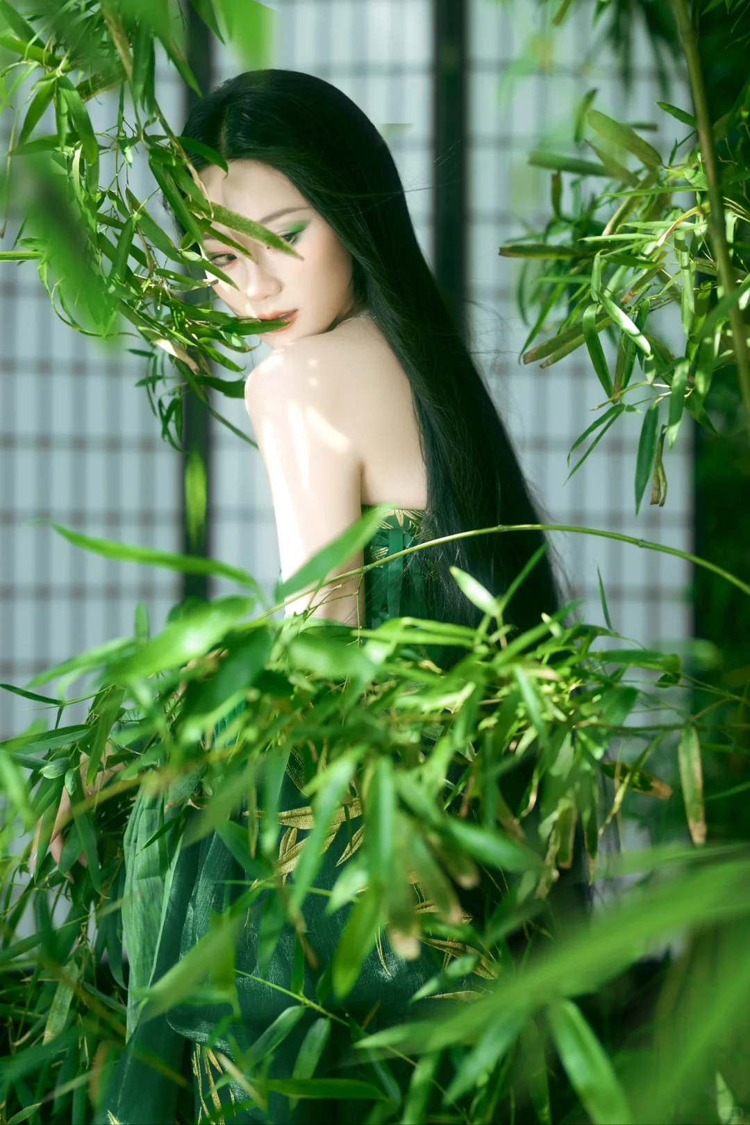 青蛇入画? 绿伞为引|氛围感外景写真