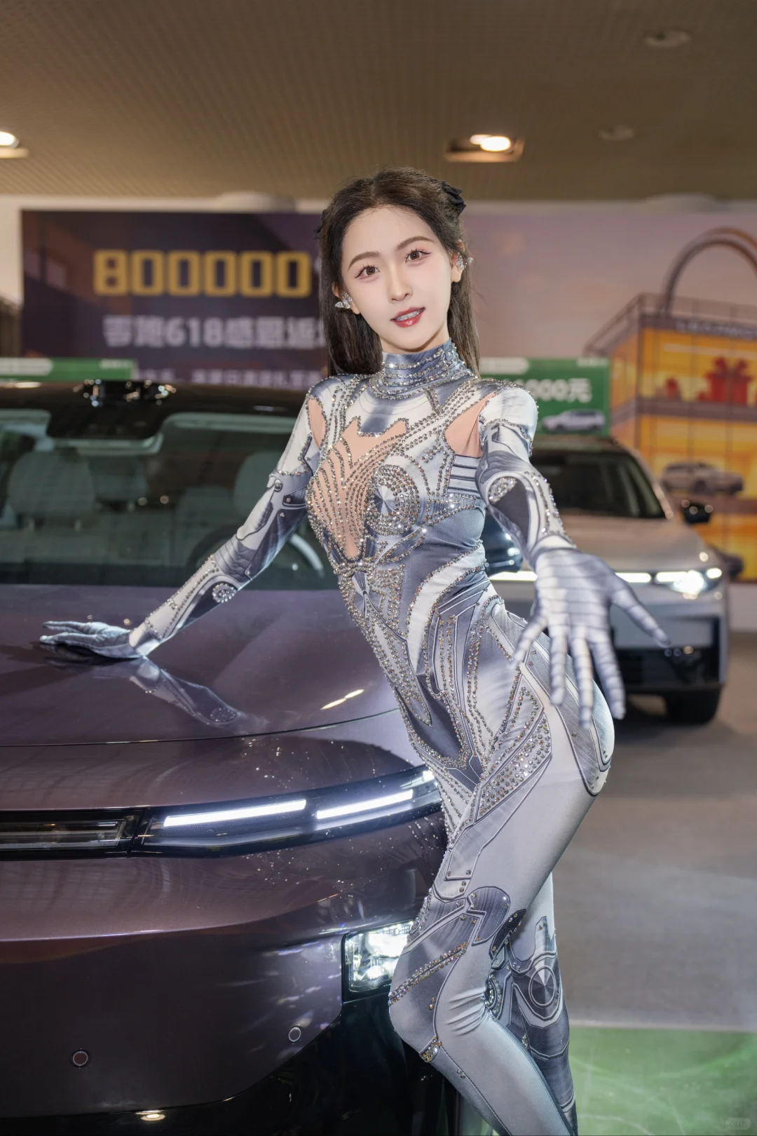 未来感穿搭：车展上的吸睛神器