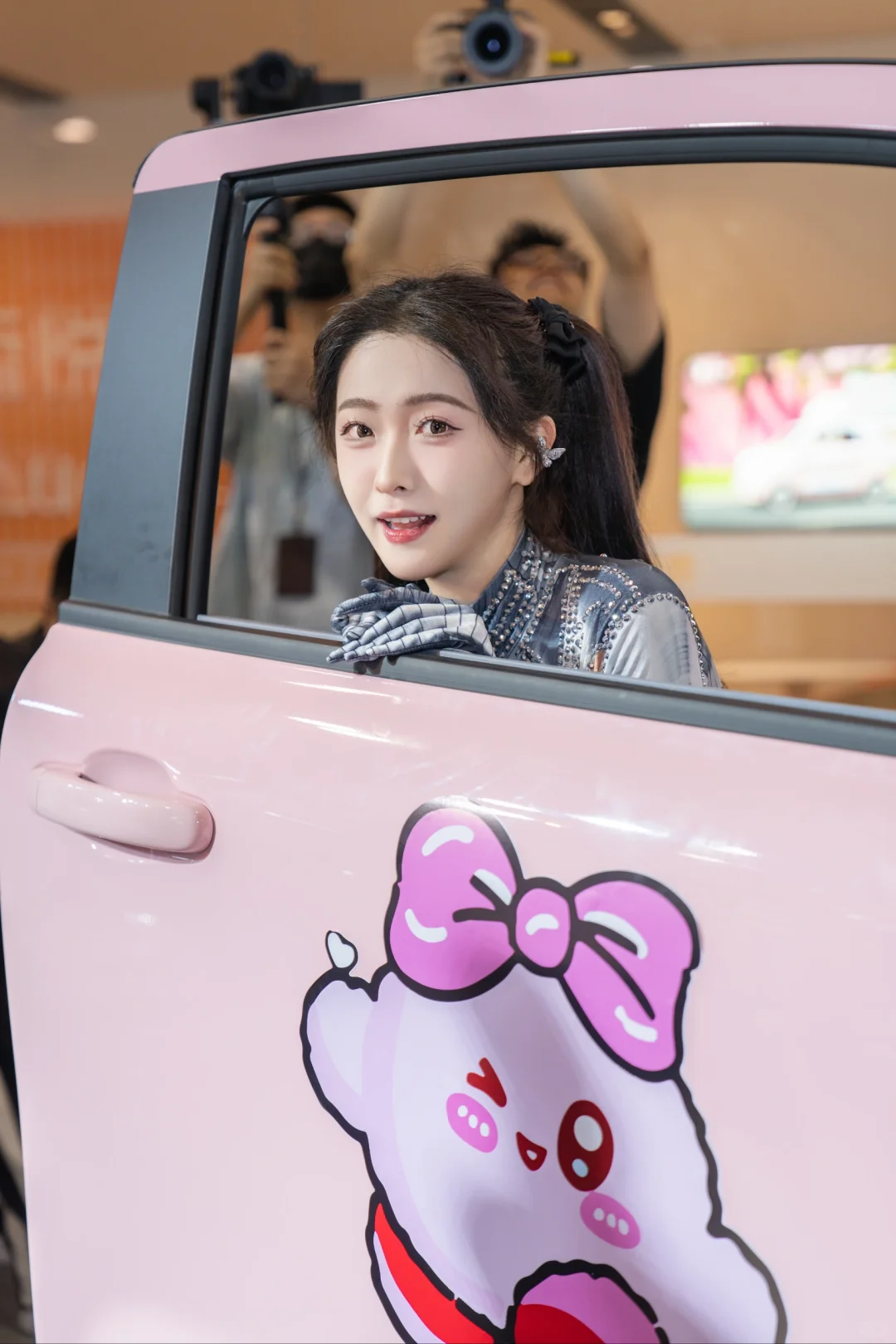 未来感穿搭：车展上的吸睛神器