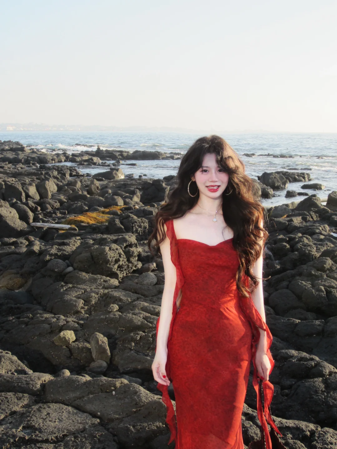 我在海边拍了件红裙子?