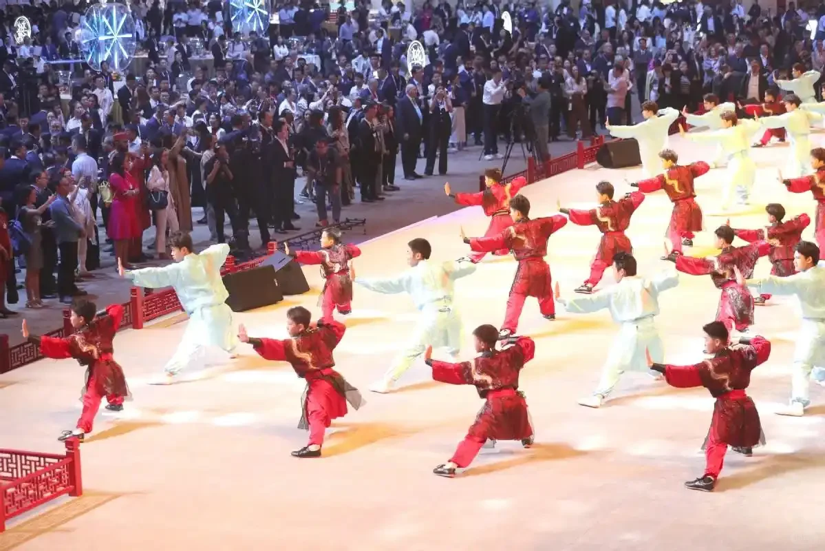 大会现场，人形机器人也太萌了！