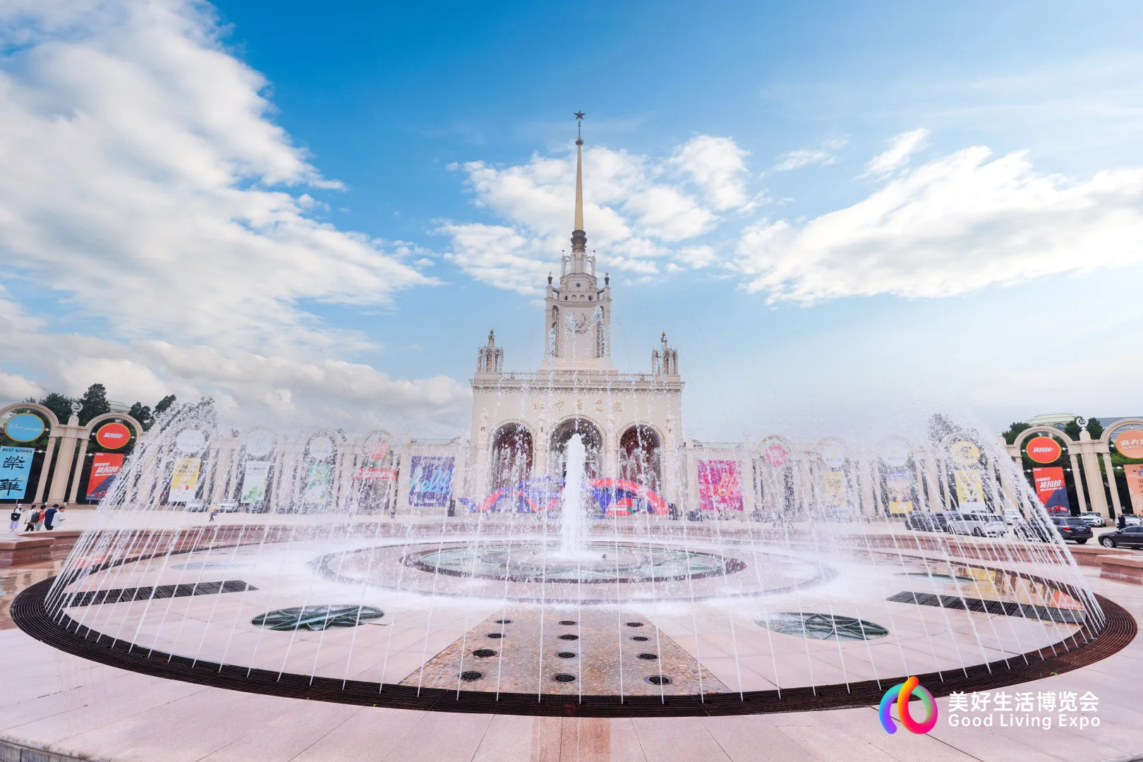 春晚机器人能握手-美好生活博览会现场