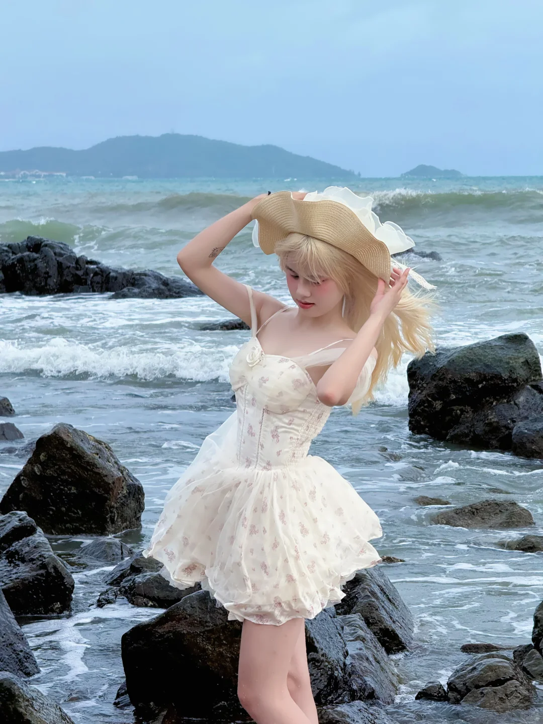 在海边太适合穿小短裙啦！