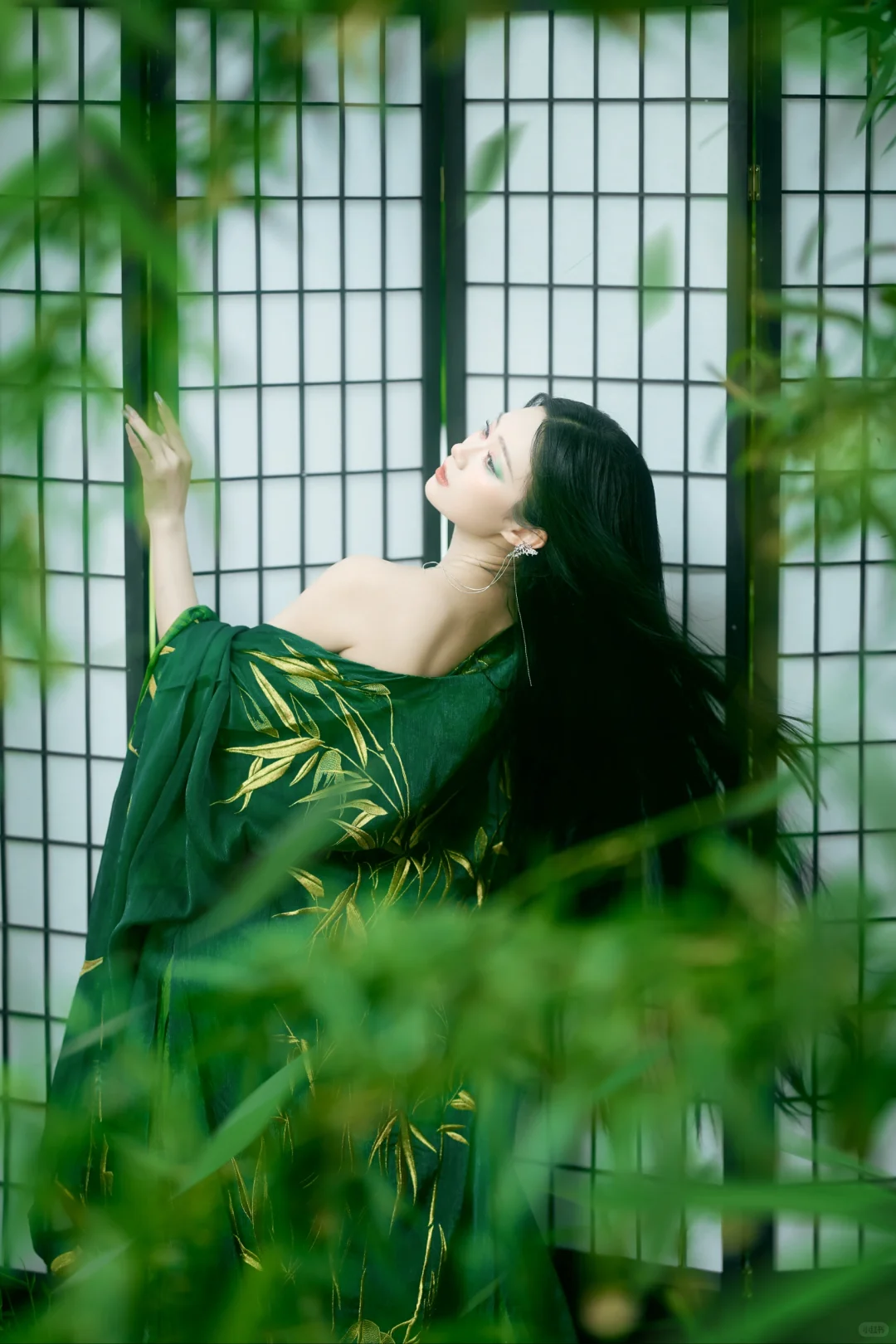 青蛇入画? 绿伞为引|氛围感外景写真