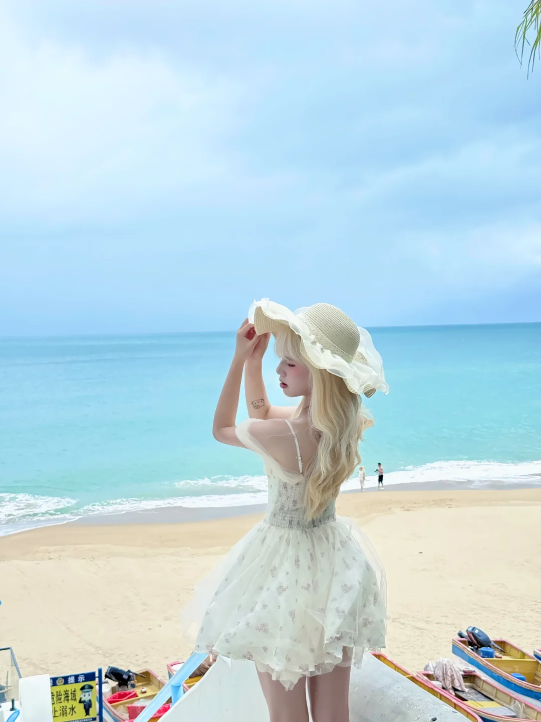 在海边太适合穿小短裙啦！