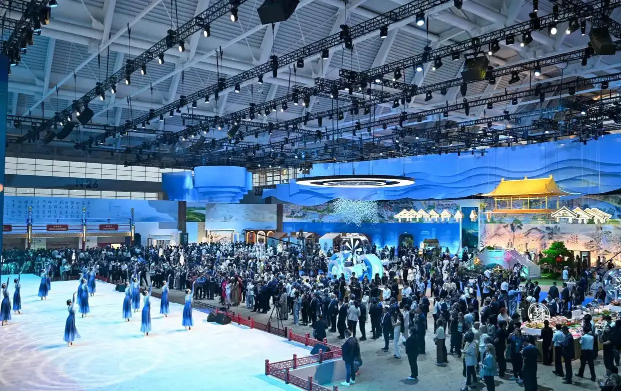 大会现场，人形机器人也太萌了！