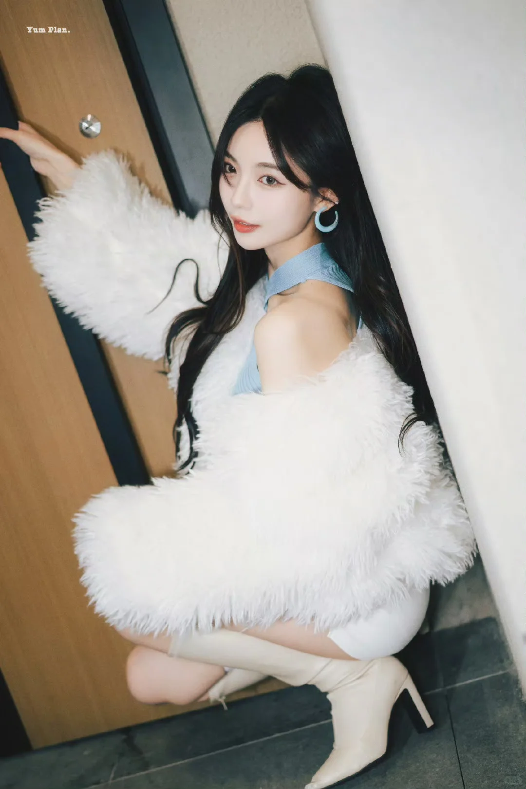 许杨玉足白色高跟靴造型