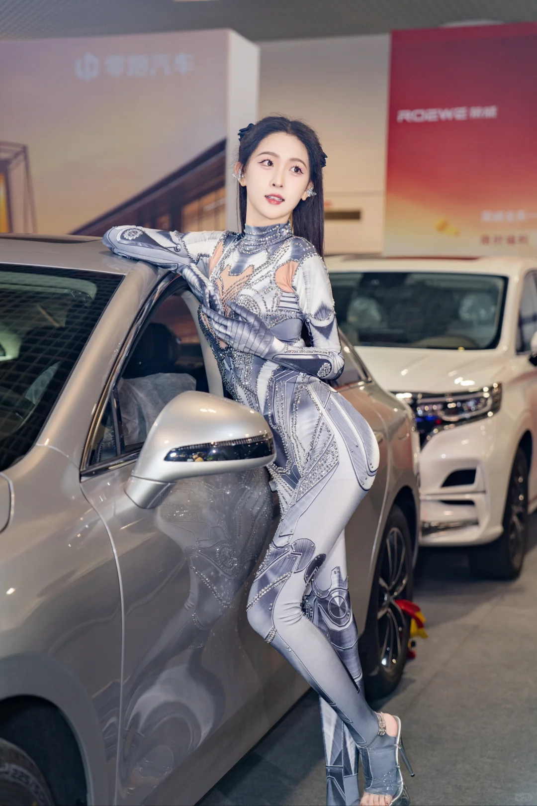 未来感穿搭：车展上的吸睛神器