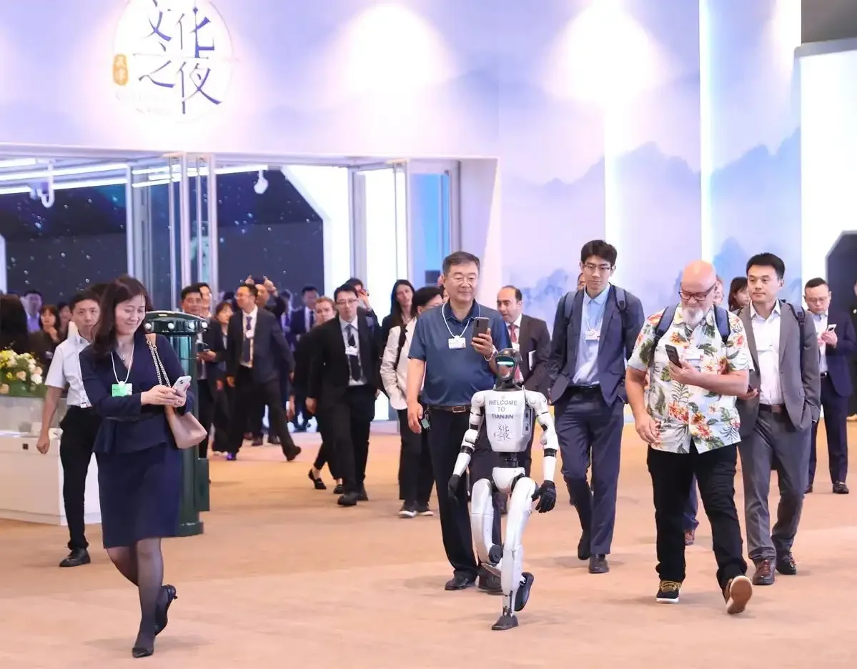 大会现场，人形机器人也太萌了！