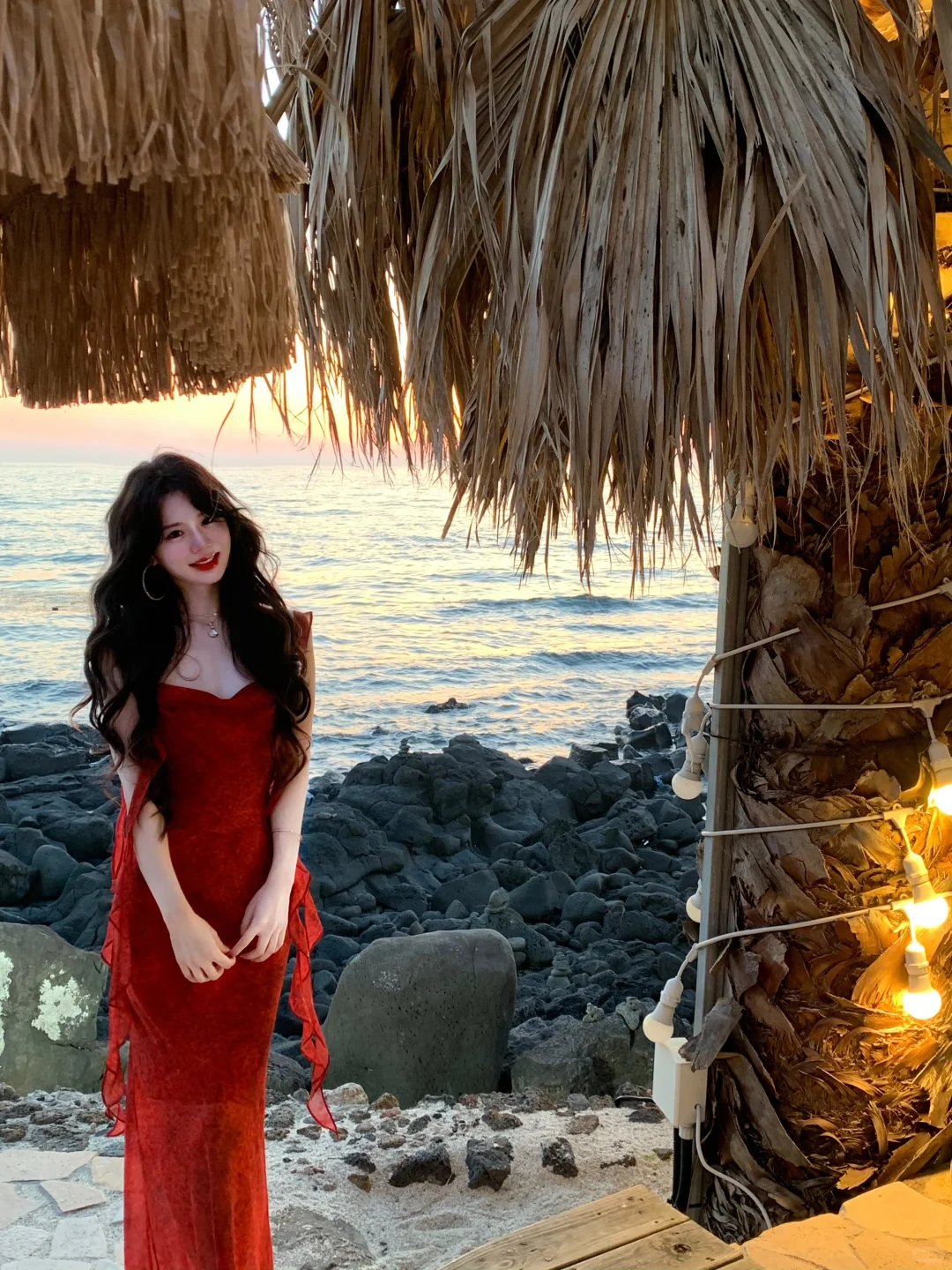 我在海边拍了件红裙子?