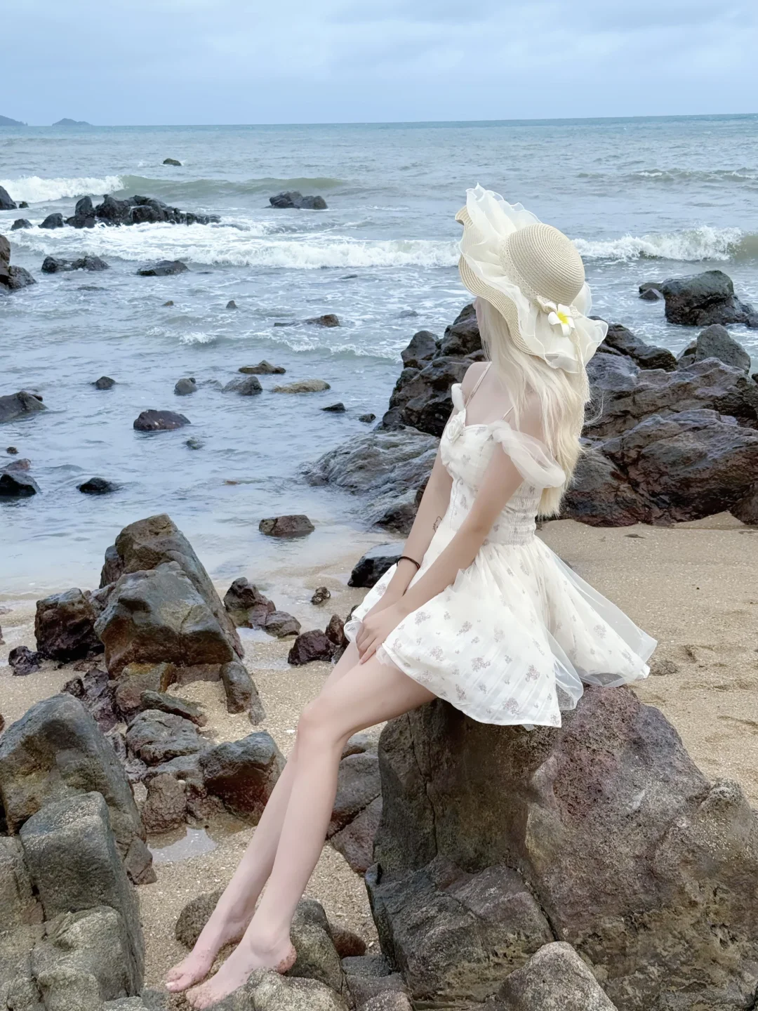 在海边太适合穿小短裙啦！