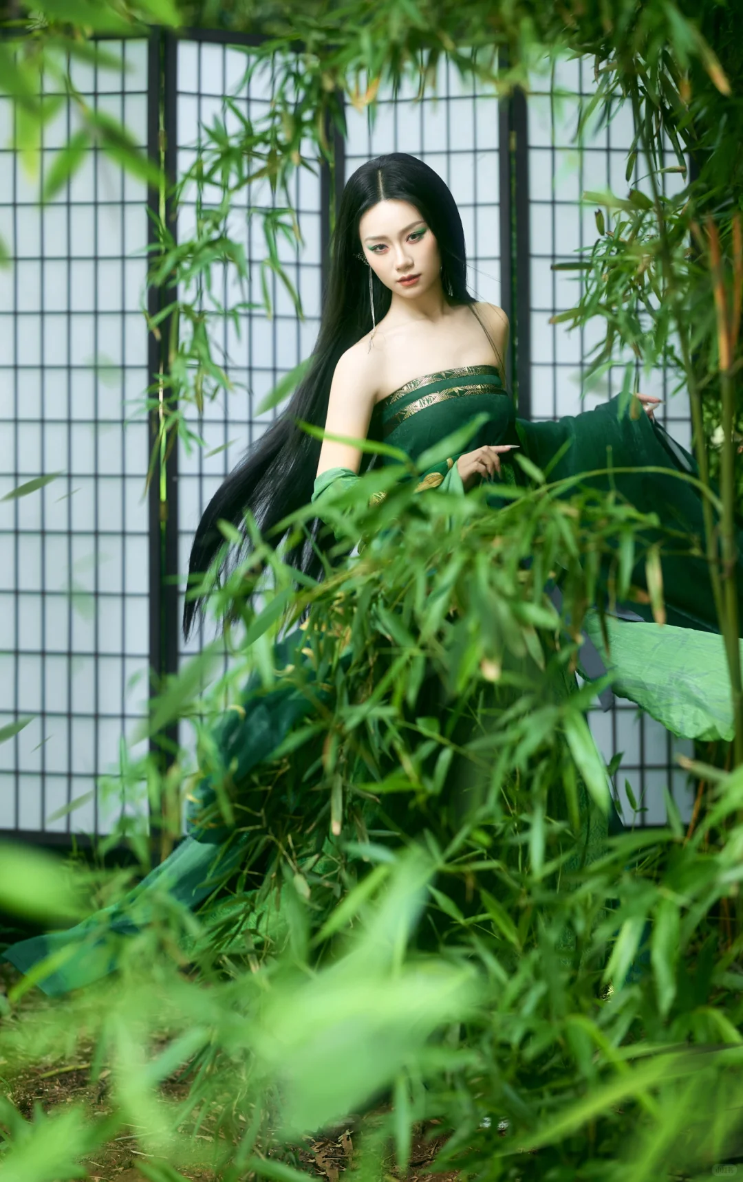 青蛇入画? 绿伞为引|氛围感外景写真