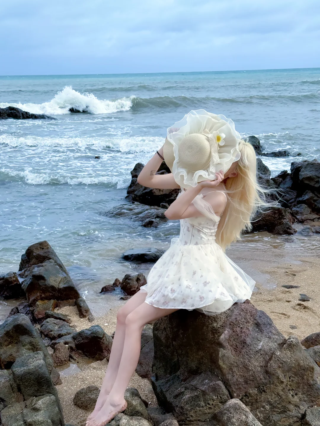 在海边太适合穿小短裙啦！