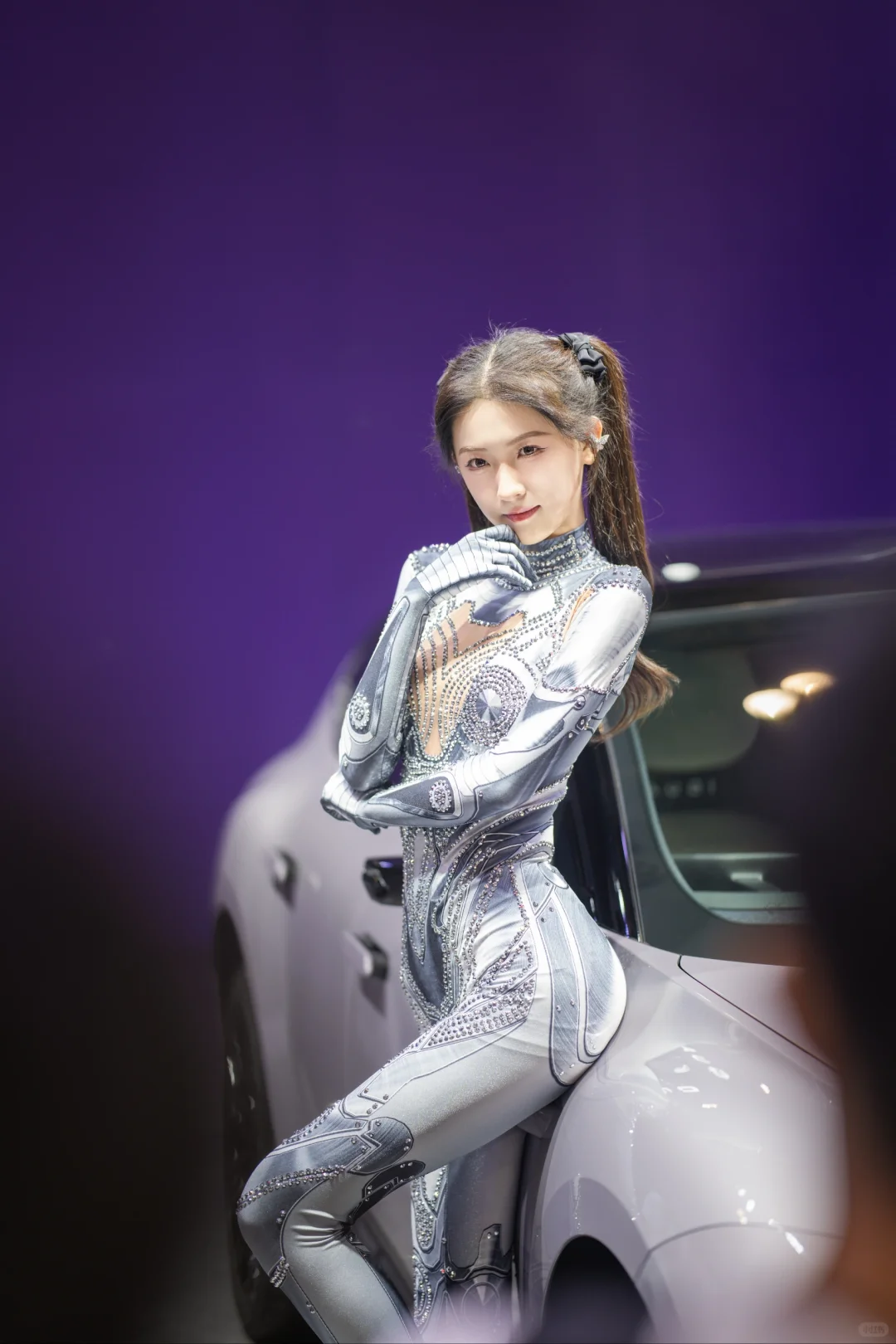 未来感穿搭：车展上的吸睛神器