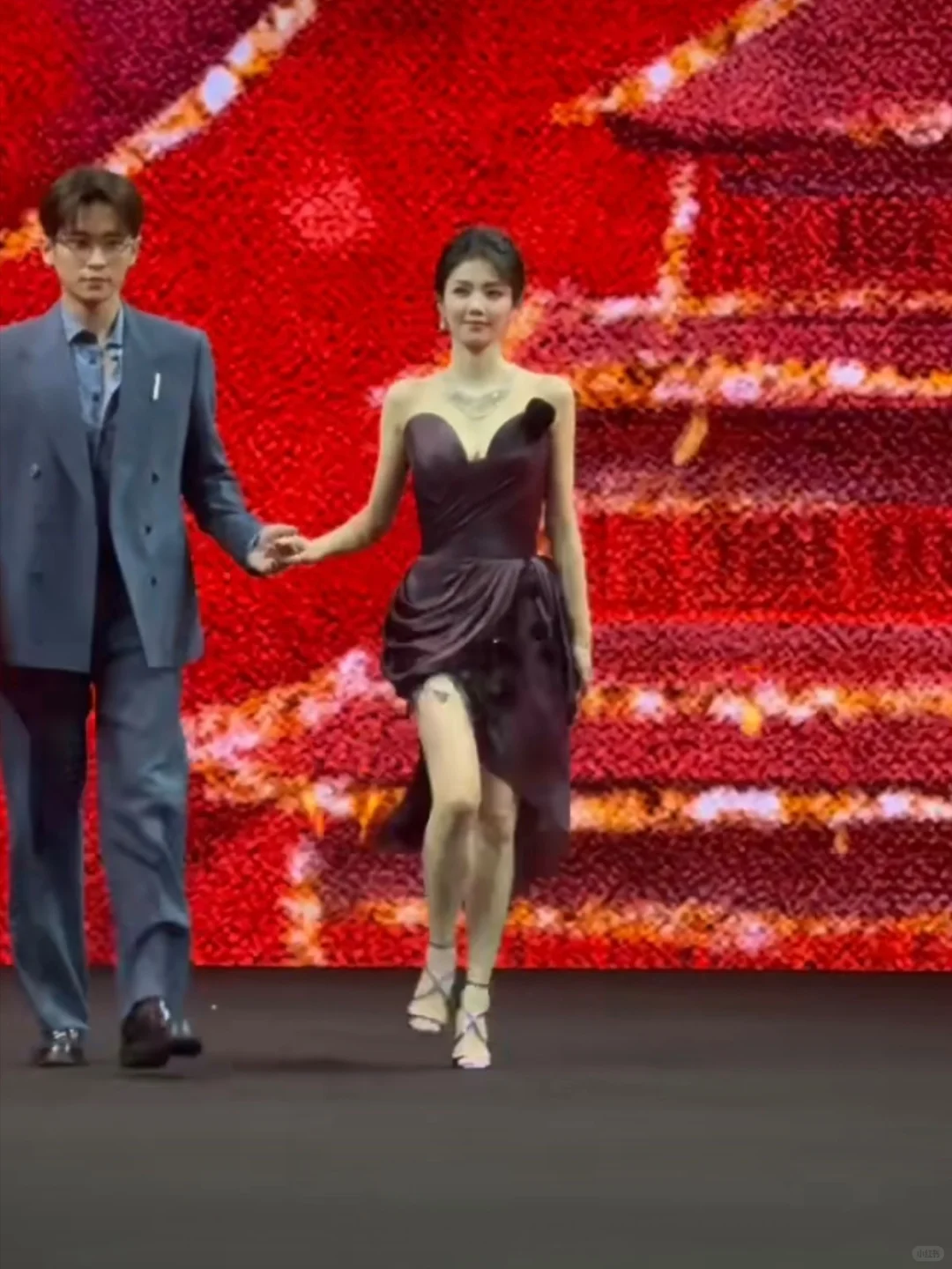 白鹿丞磊牵手走红毯