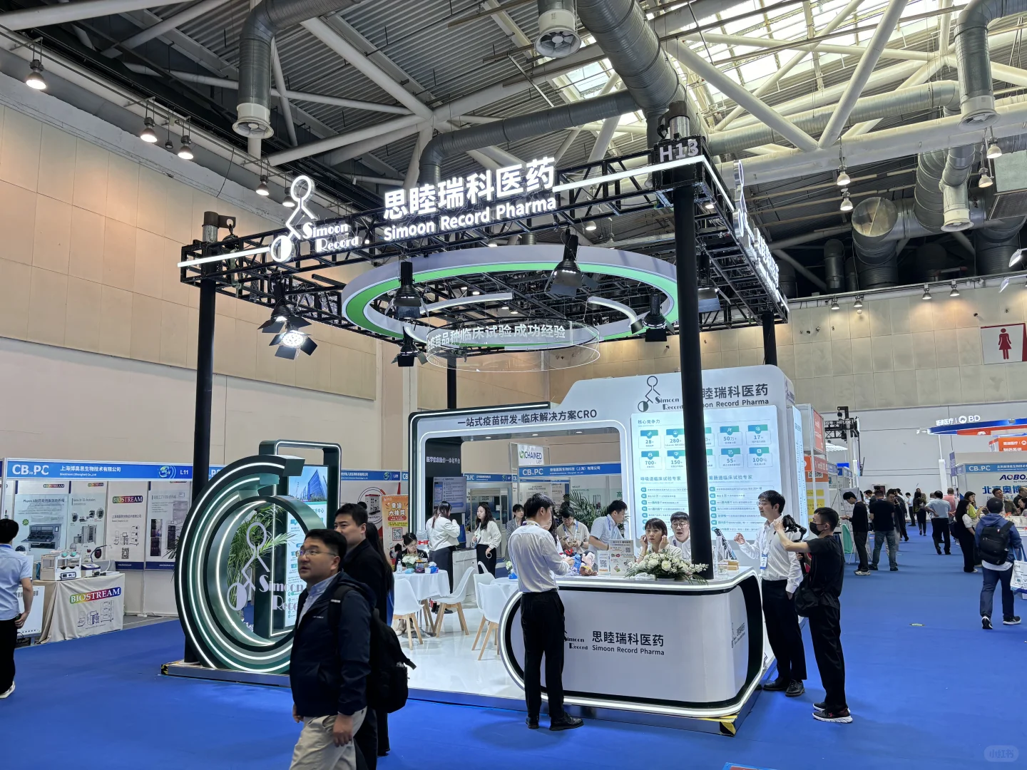 现场真的很好好看，层次感极强，小展台也精致