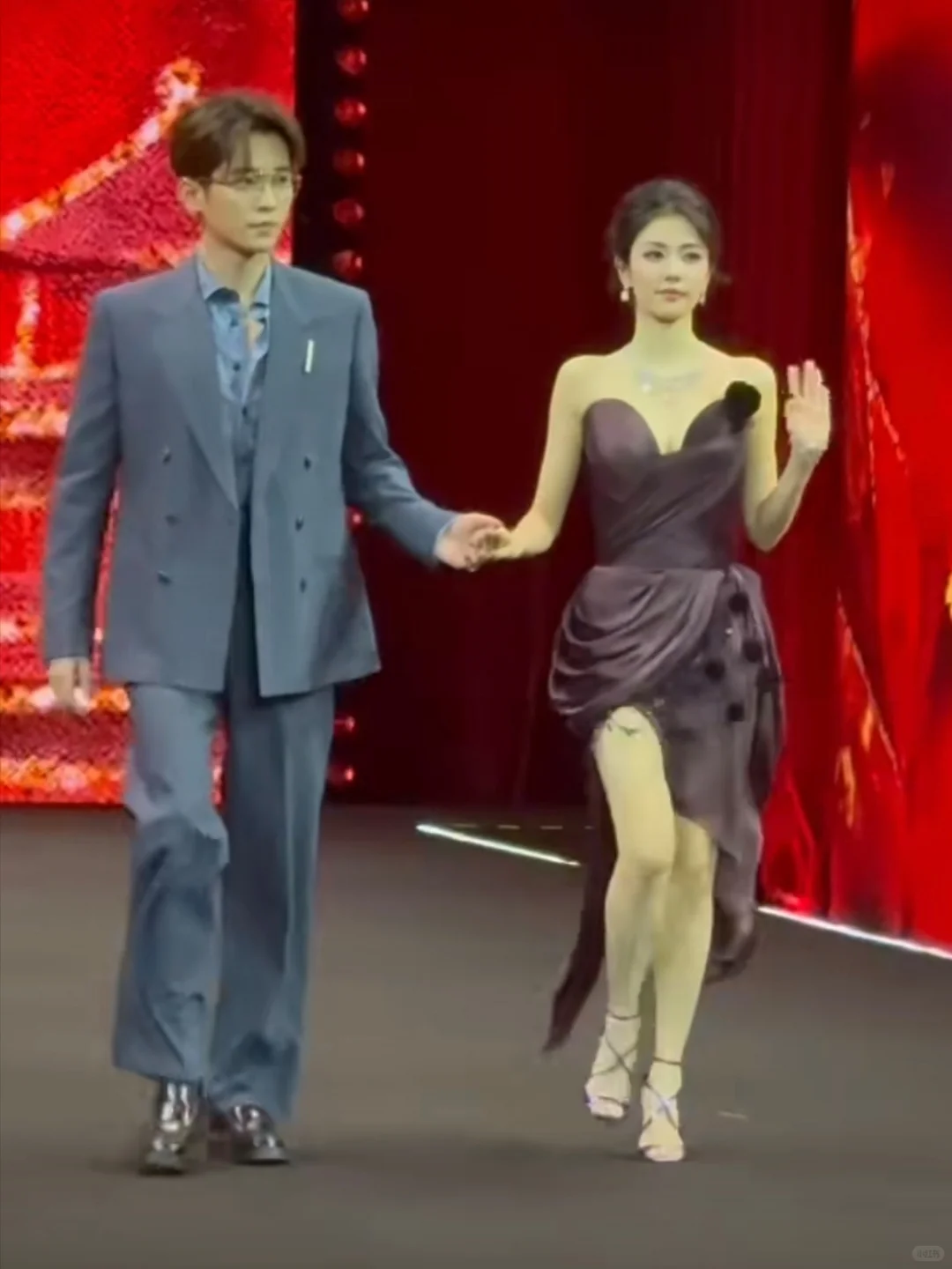 白鹿丞磊牵手走红毯