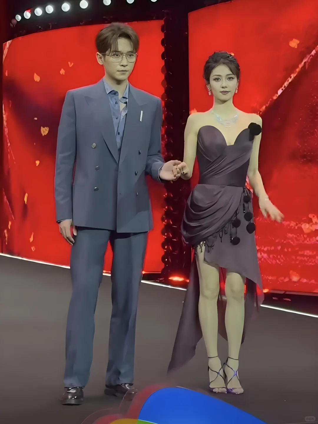 白鹿丞磊牵手走红毯