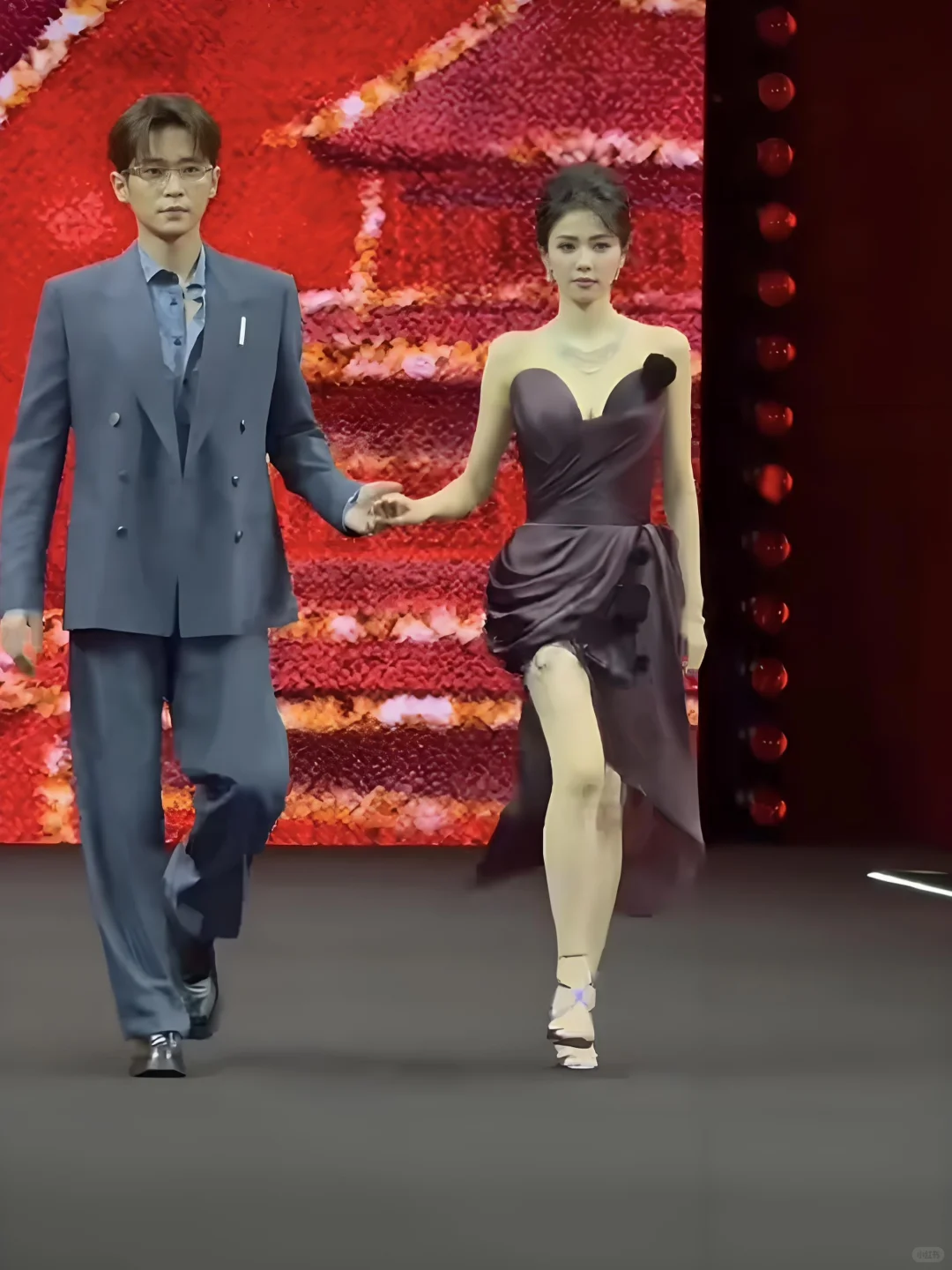 白鹿丞磊牵手走红毯