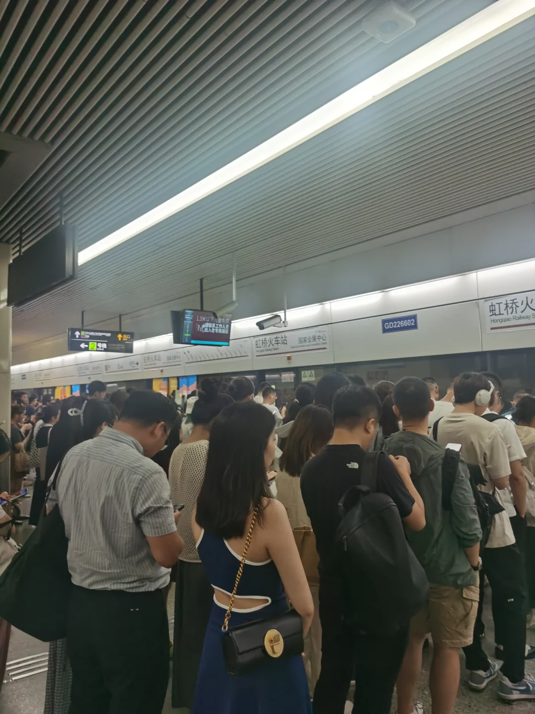 国家会展中心17号线高峰挤不上