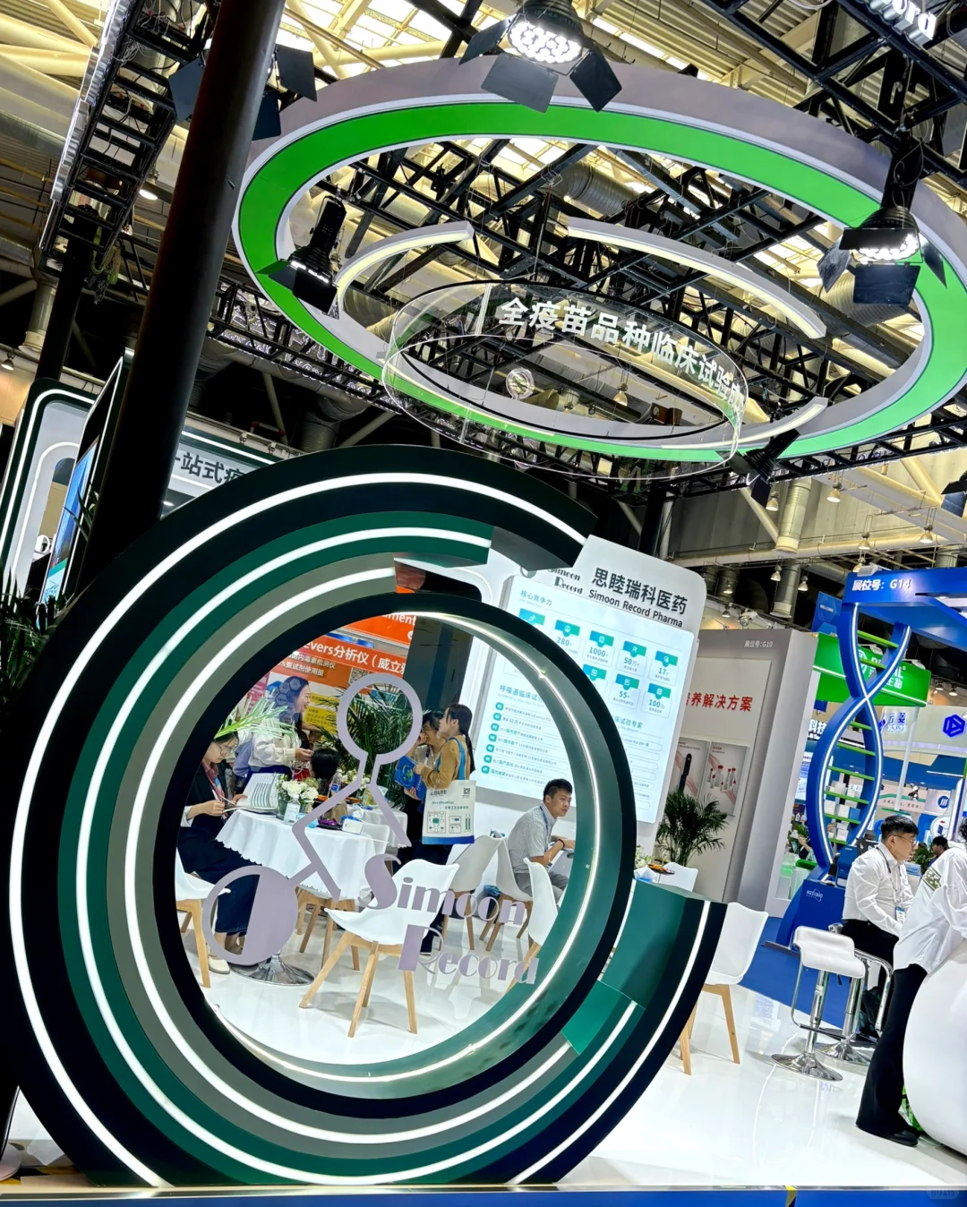 现场真的很好好看，层次感极强，小展台也精致