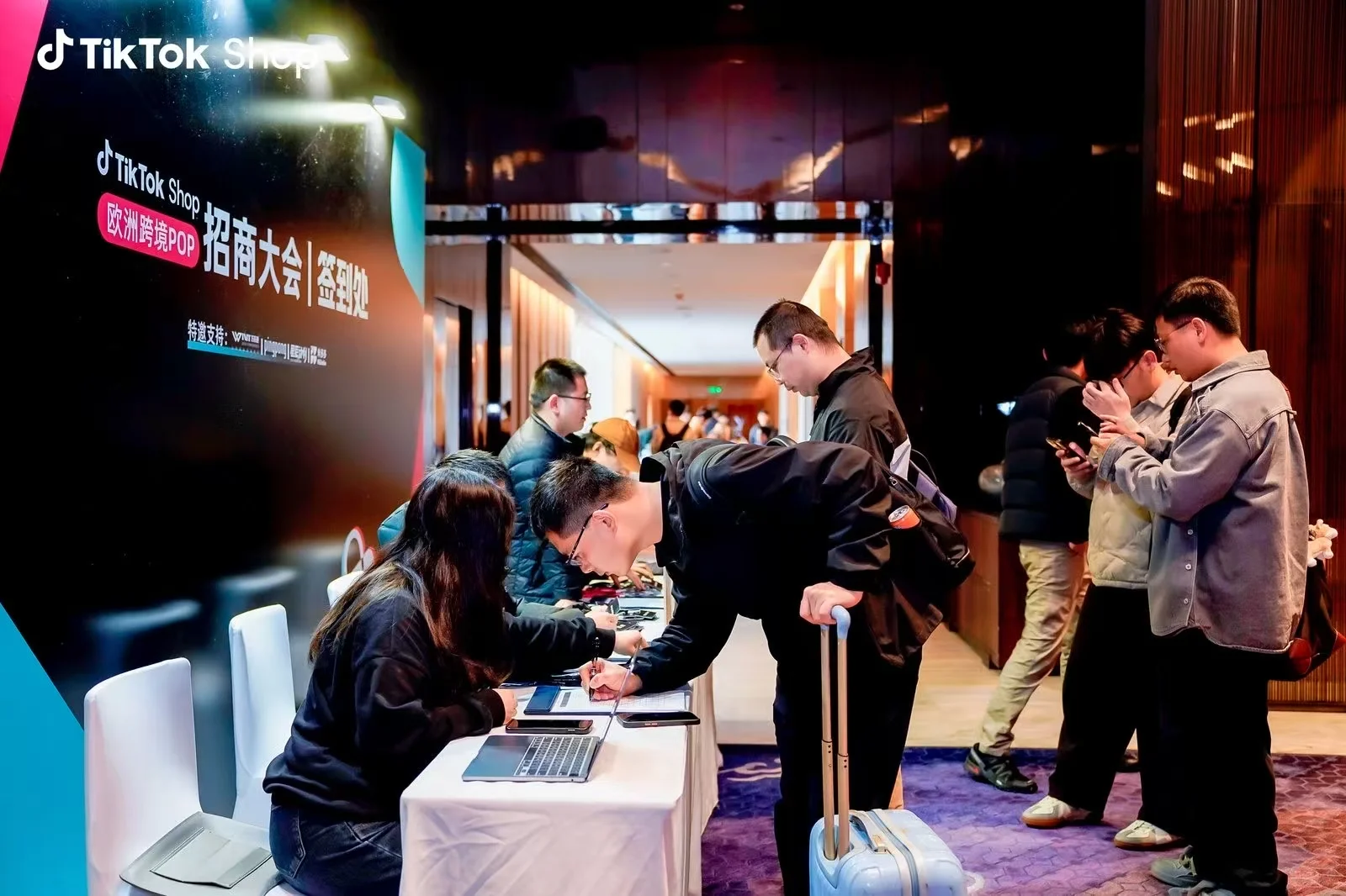 TK欧洲POP招商-雨中滨江畔解锁欧洲热动力☔