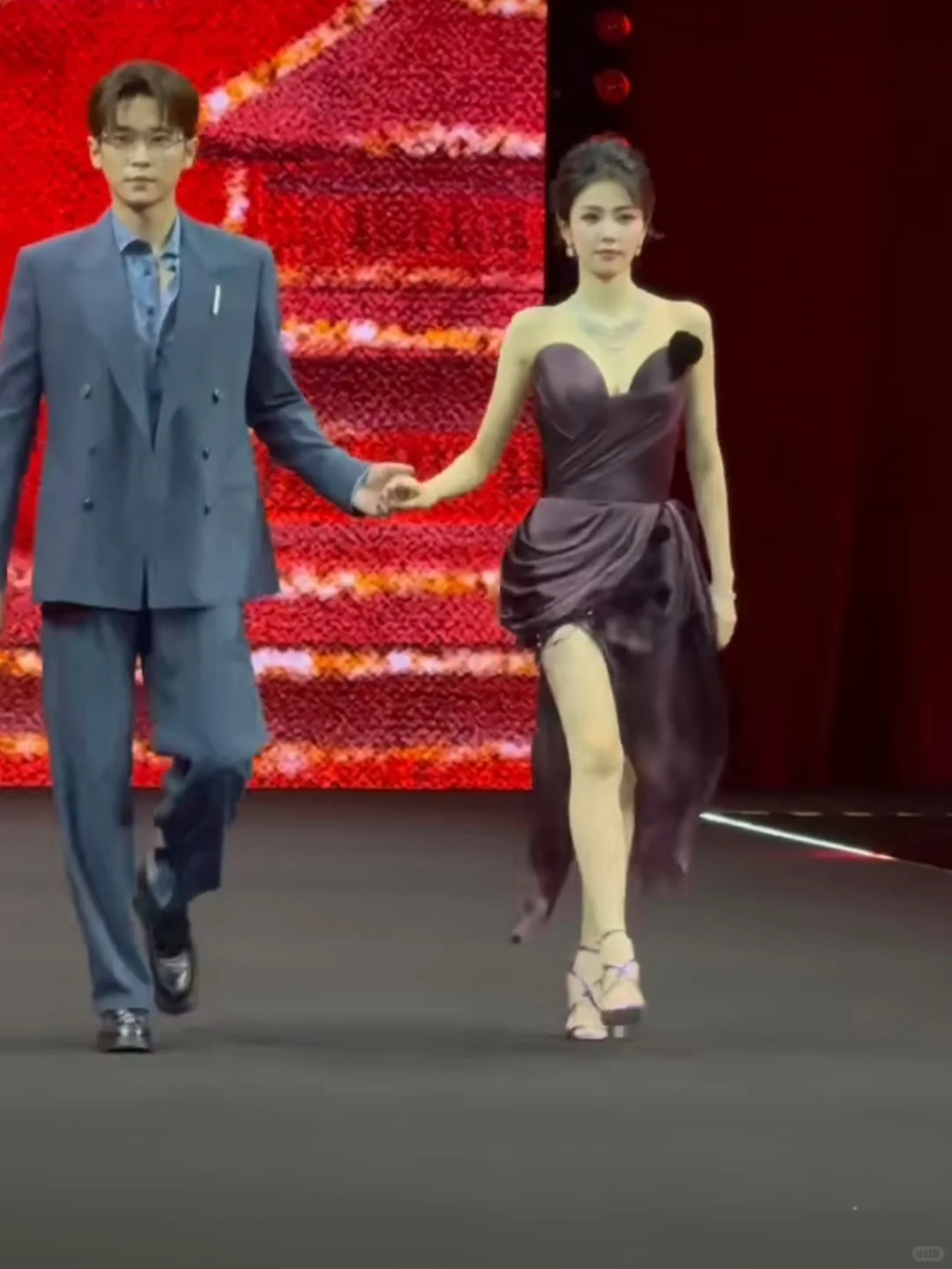 白鹿丞磊牵手走红毯