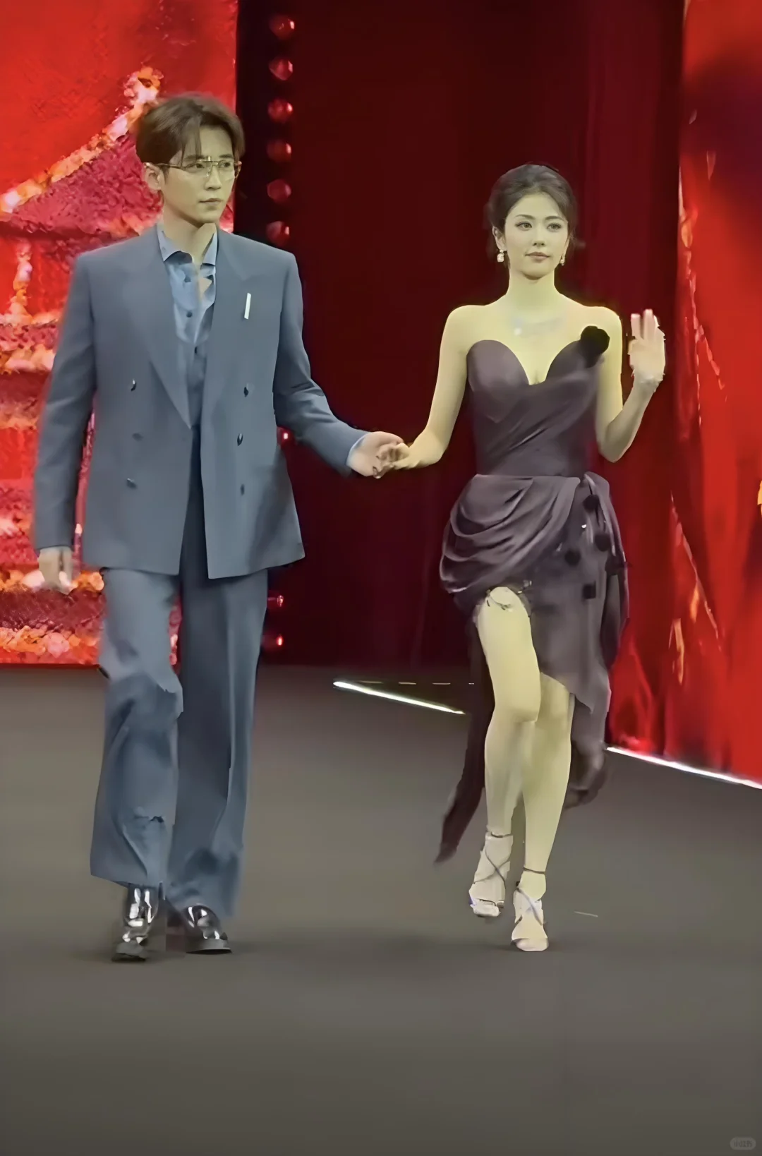 白鹿丞磊牵手走红毯