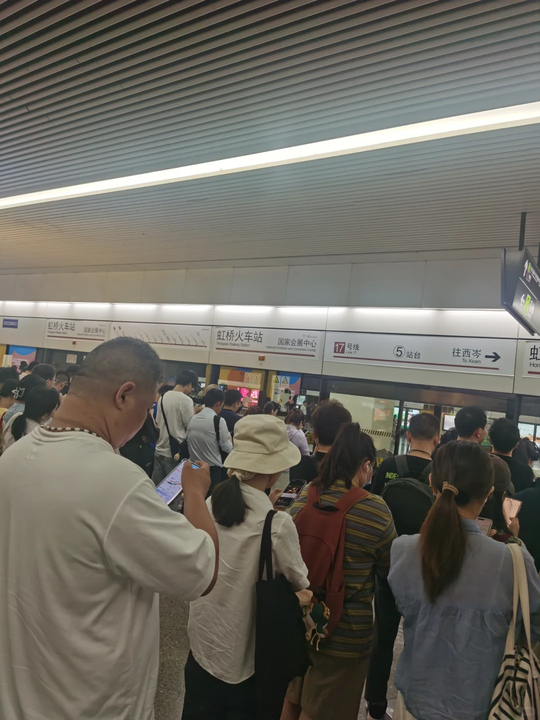 国家会展中心17号线高峰挤不上